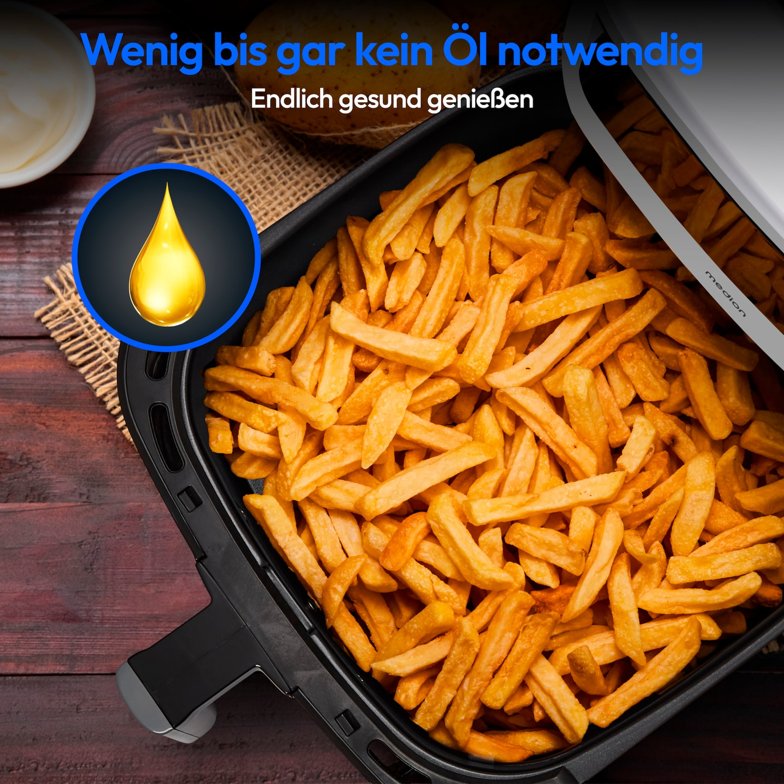 Heteluchtfriteuse met goudgele friet. Oliesymbool, tekst: Weinig tot geen olie. Geniet ervan gezond.