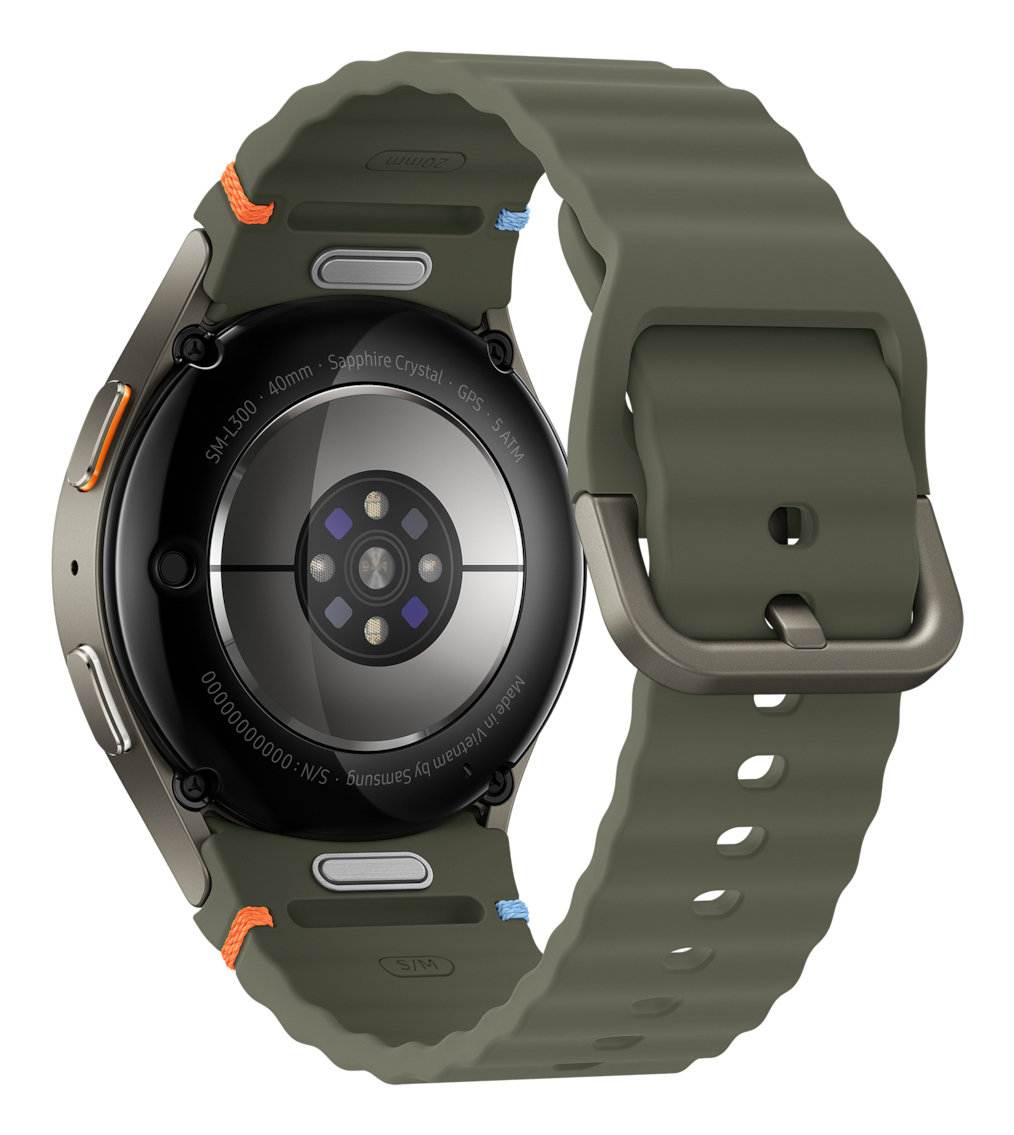 Dos d'une montre connectée vert olive, bracelet attaché. Caractéristiques : cristal saphir, GPS et 5 ATM. Boucle métallique et touches orange/bleu.