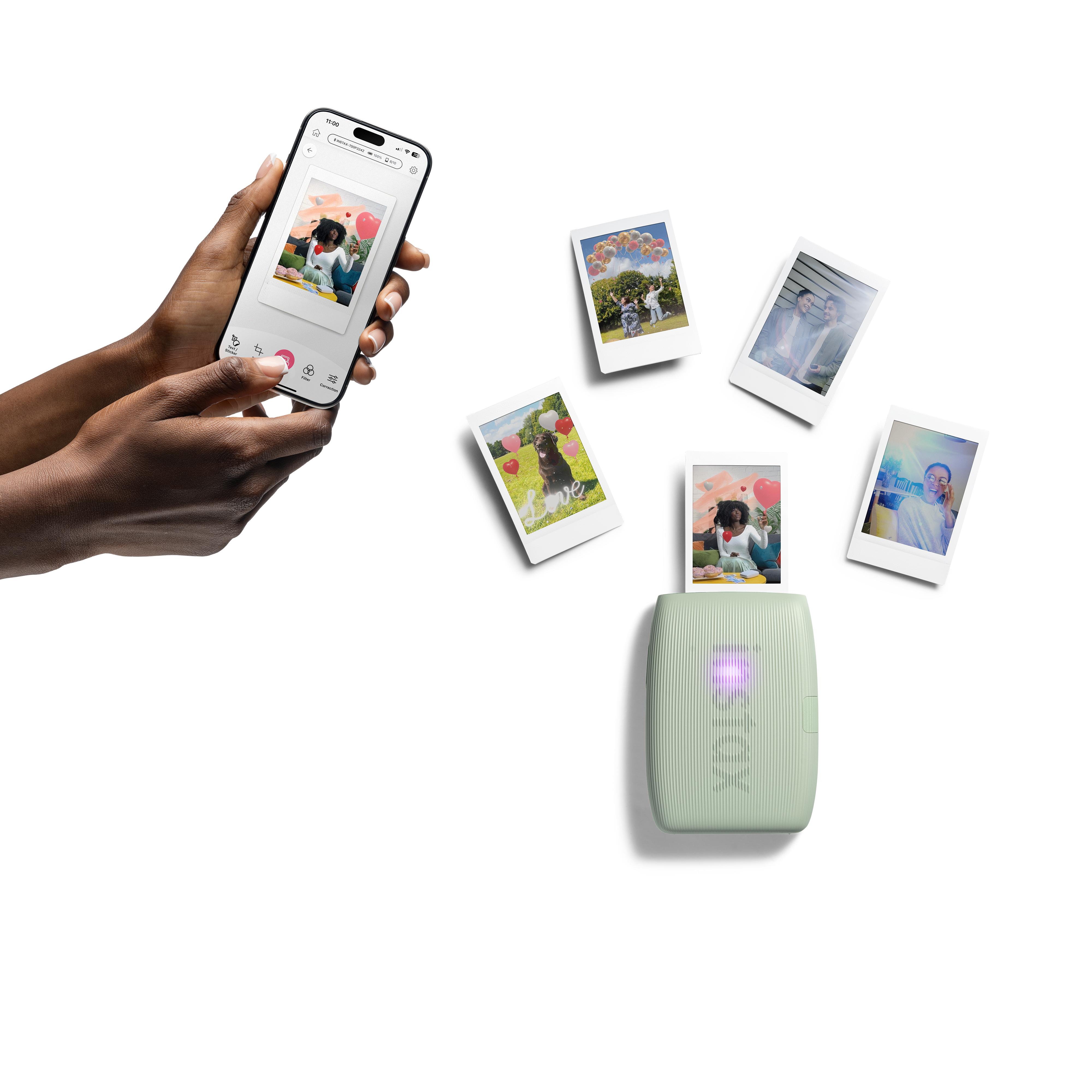 Een hand die een telefoon vasthoudt met een foto op het scherm. Verschillende foto's zijn verspreid, samen met een mintgroene Instax-printer.