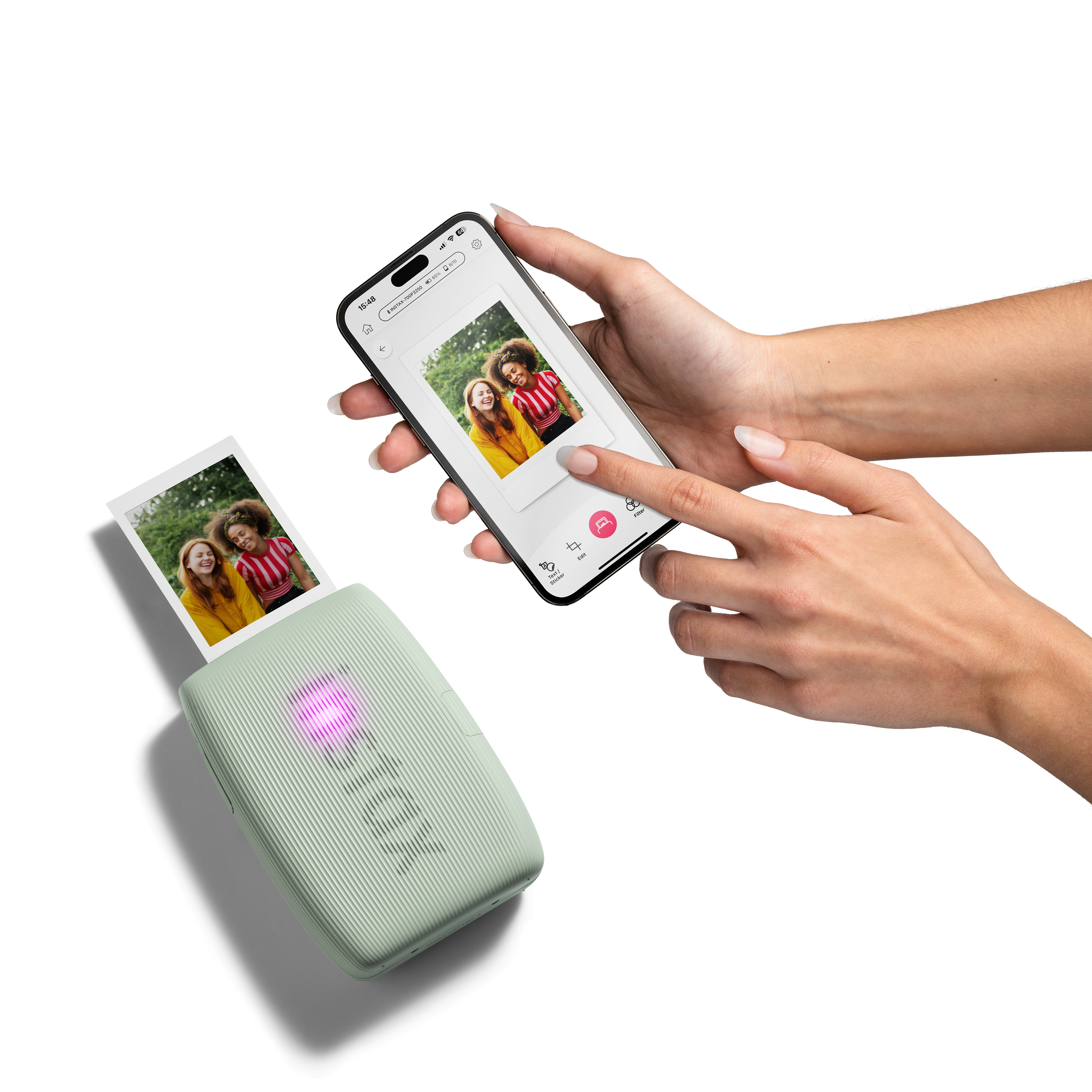 Een persoon gebruikt een smartphone en een fotoprinter. De telefoon toont een foto. Een afgedrukte foto staat naast de printer.