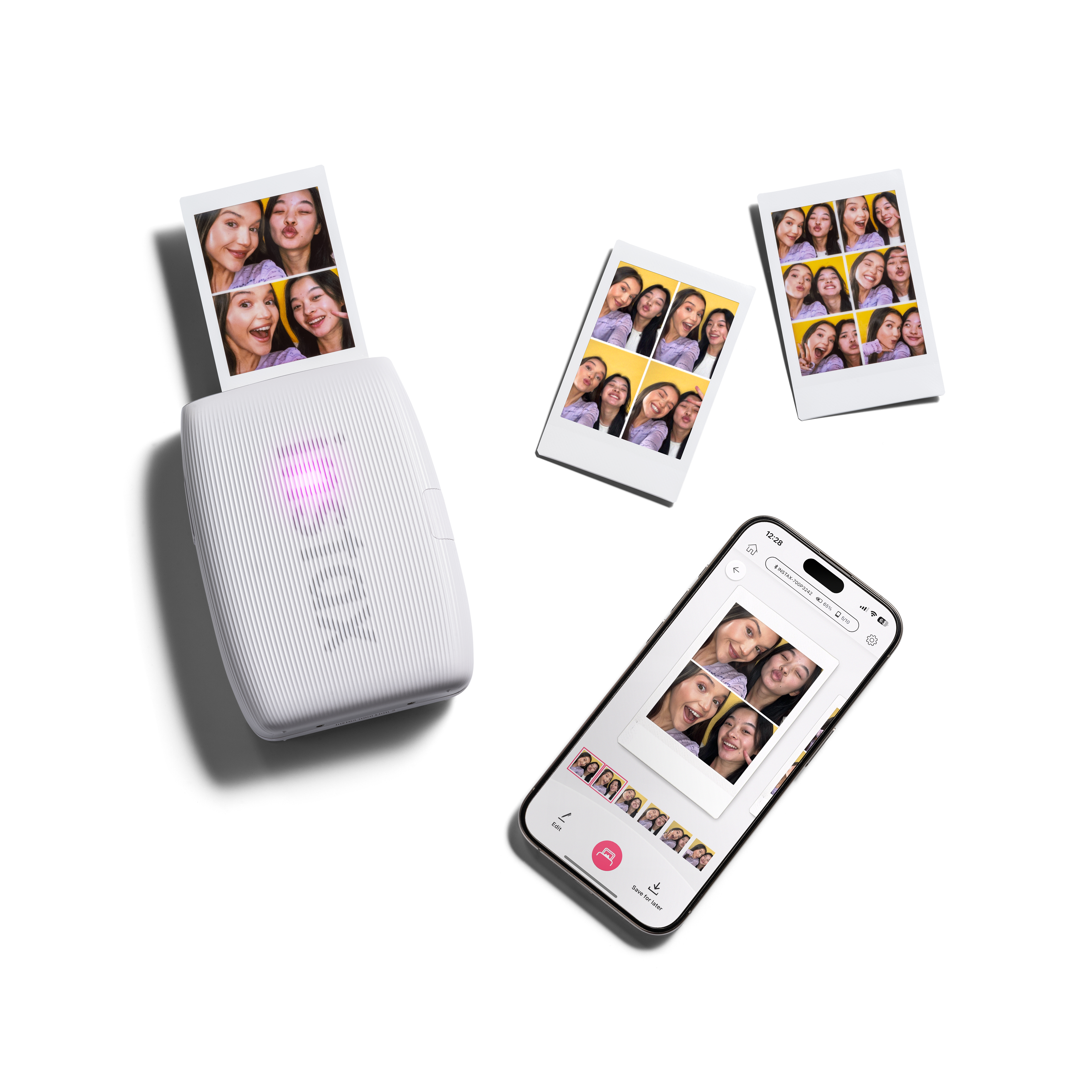 Ein weißer Drucker mit Fotos und ein Telefon, das eine Fotocollage anzeigt. Fotos von zwei Mädchen sind zu sehen.