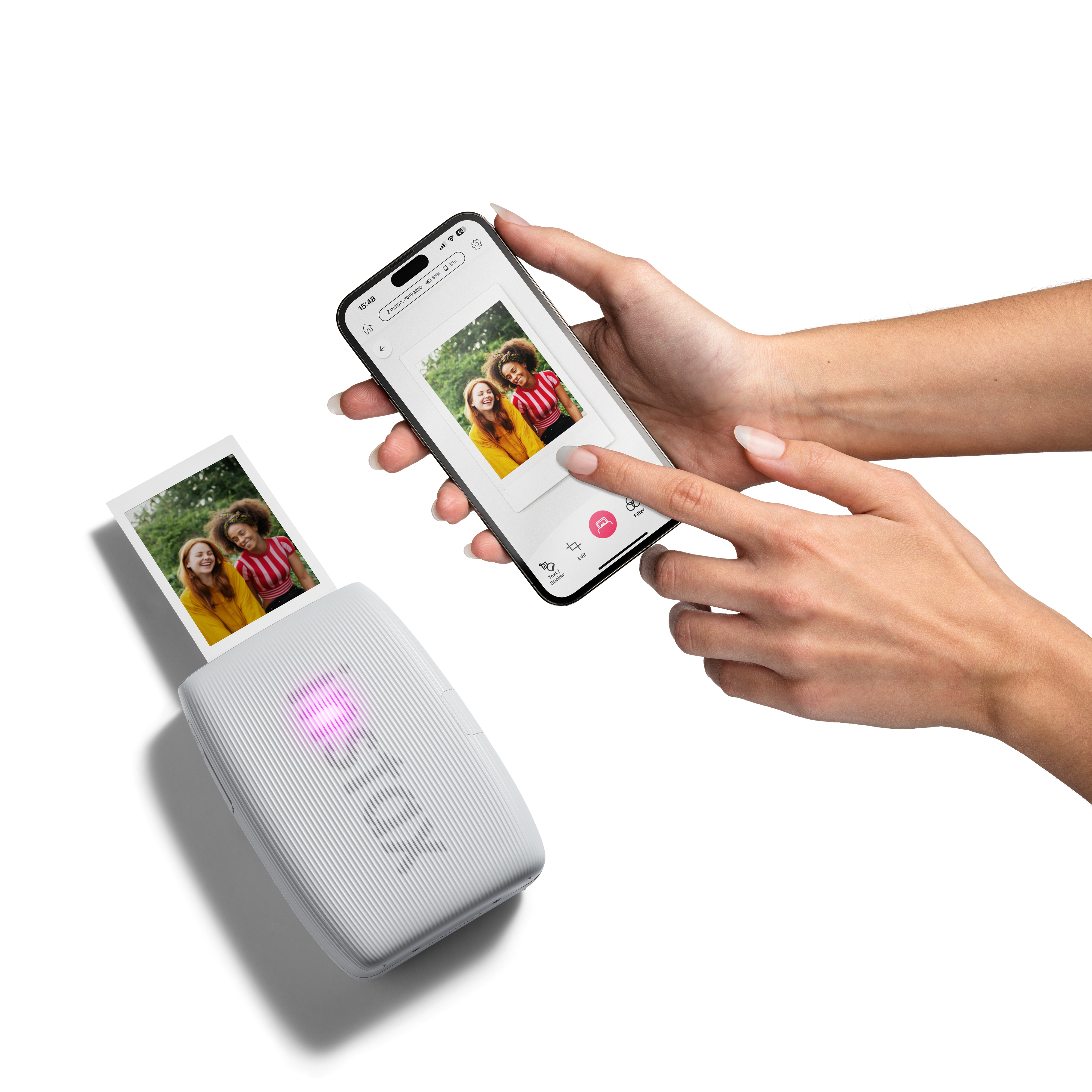 Ein weißer tragbarer Fotodrucker und ein Smartphone, das ein Foto anzeigt. Hände halten beide Geräte. Ein Foto wird gedruckt.
