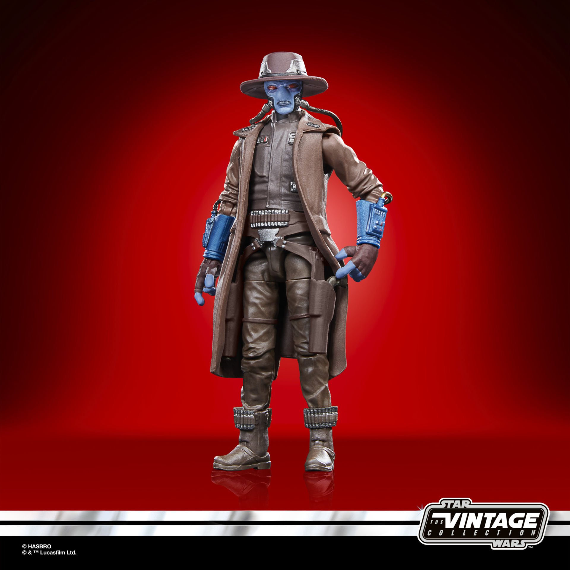Figurka Cad Bane'a. Niebieskoskóry humanoid w brązowym płaszczu, kapeluszu i rękawicach. Czerwone tło z logo Star Wars Vintage Collection.