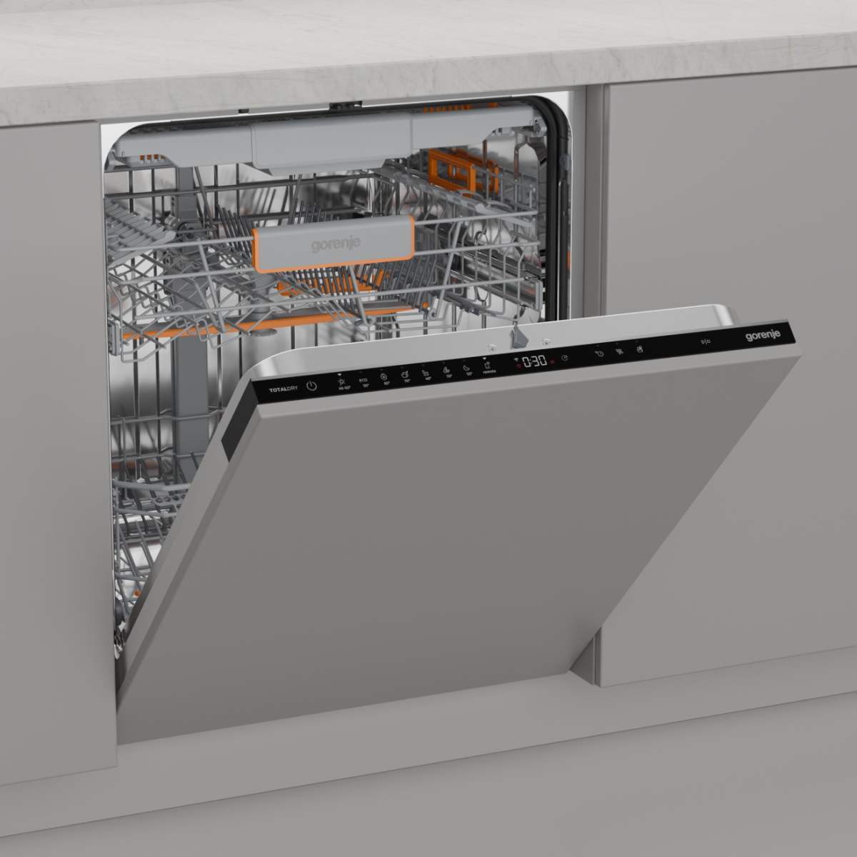 Geöffnete Spülmaschine mit grauer Tür. Innen gibt es Metallgestelle und orangefarbene Details. Das Bedienfeld zeigt Zeit und Symbole.