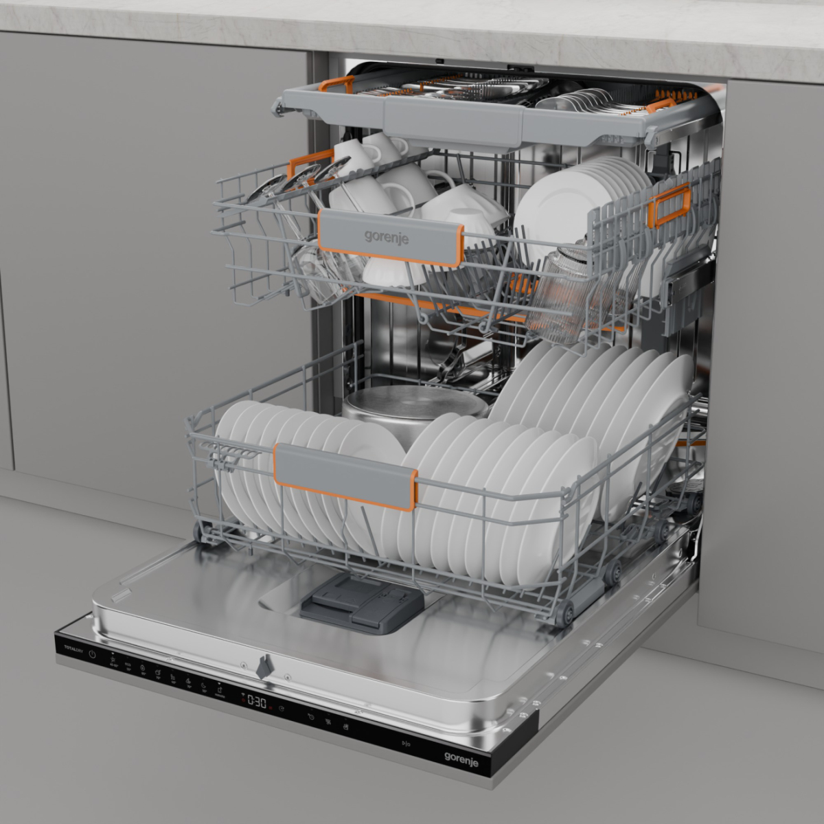 Otwarta zmywarka jest wypełniona czystymi naczyniami. Talerze, filiżanki, szklanki są starannie ułożone w koszach. Maszyna jest ze stali nierdzewnej.