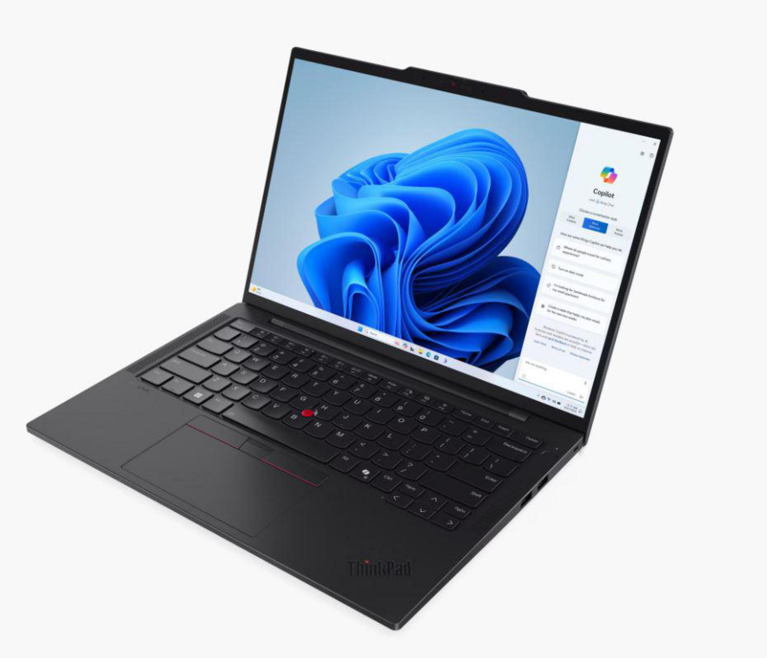 Laptop ThinkPad nero su bianco. Lo schermo mostra forme astratte blu e interfaccia Copilot. Tastiera e touchpad visibili.