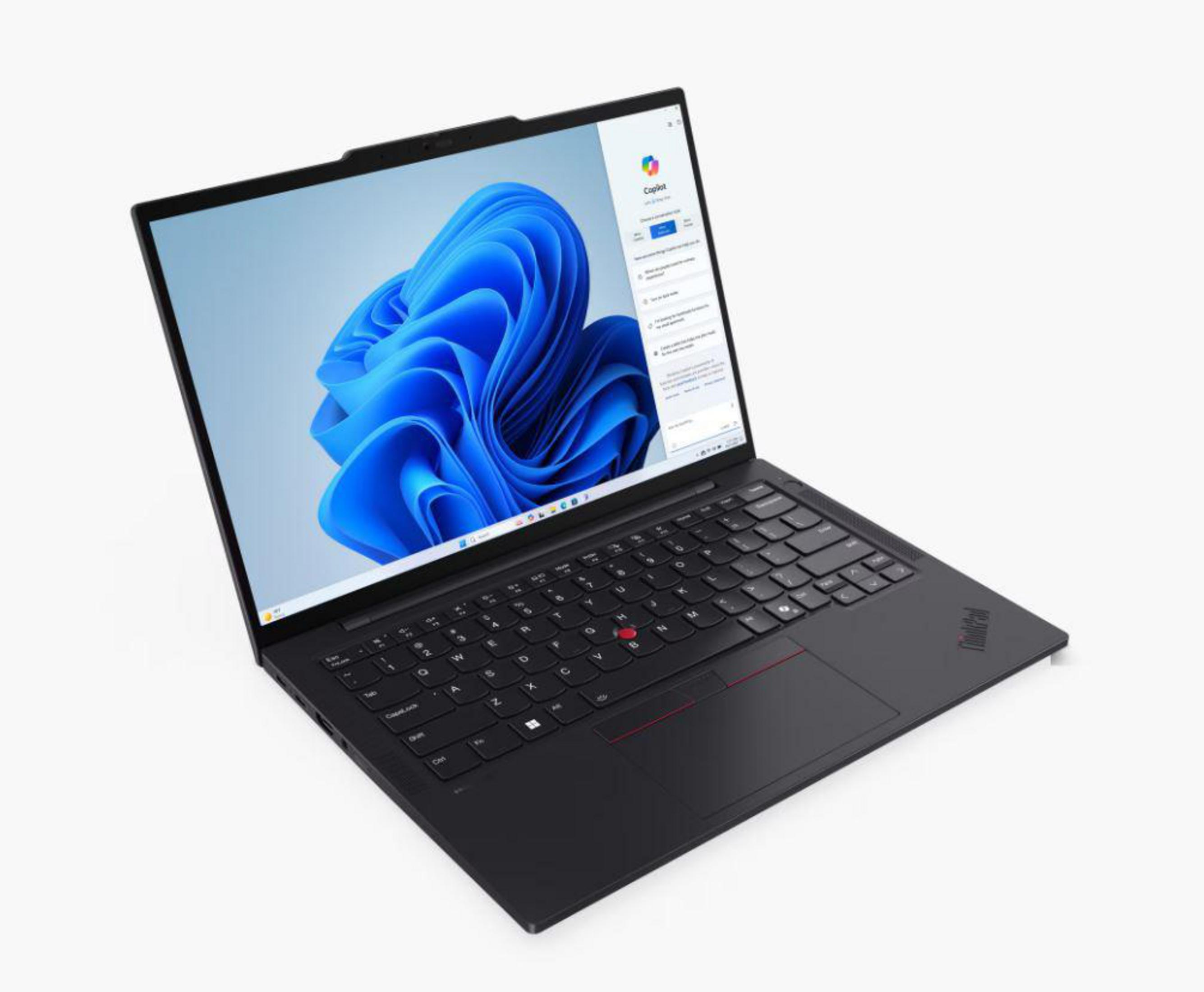 Laptop nero su sfondo bianco. Lo schermo mostra arte astratta blu e una finestra Copilot. Tastiera con trackpoint rosso.