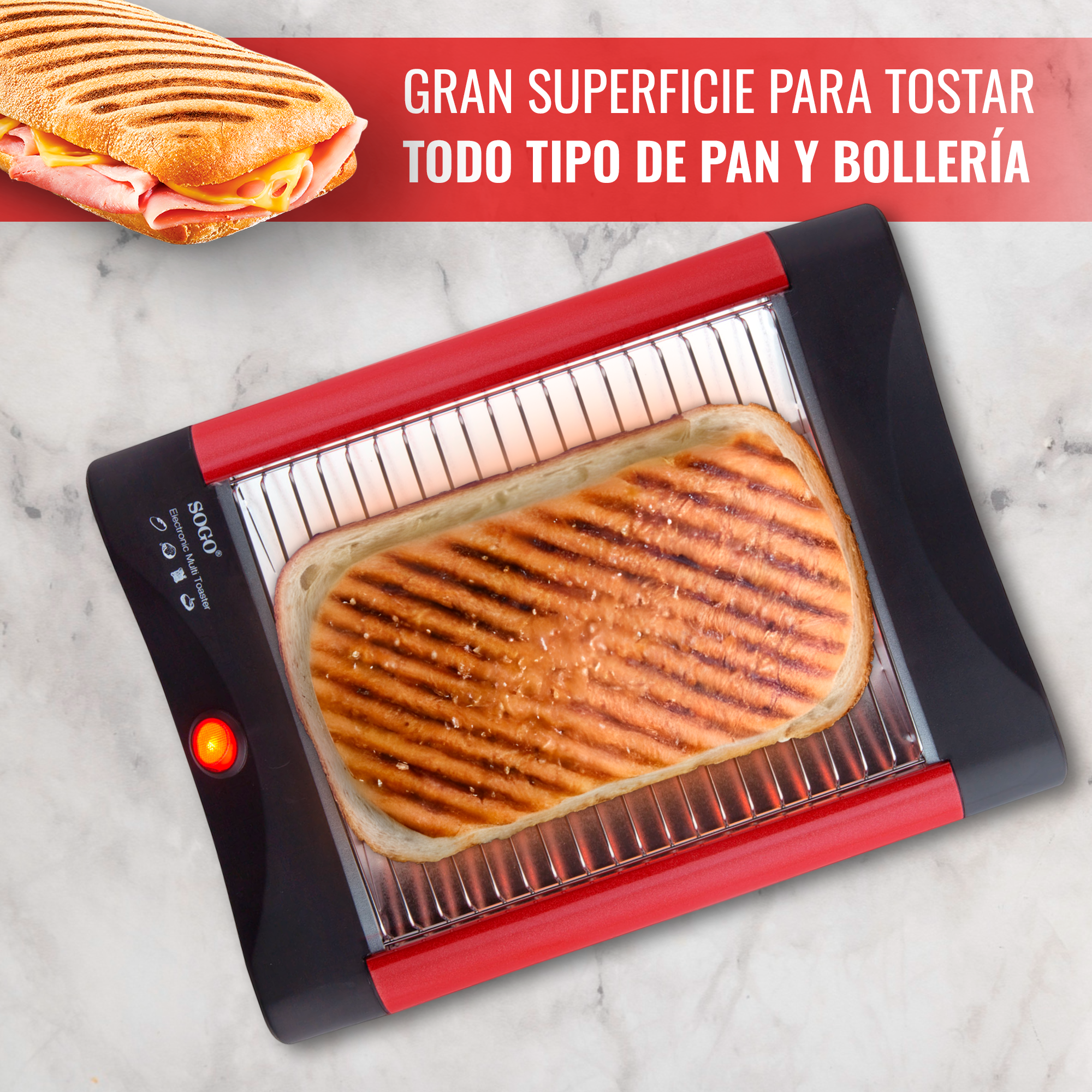 Una macchina per sandwich con un sandwich tostato e un sandwich sopra. La macchina è nera e rossa. Lo sfondo è bianco.