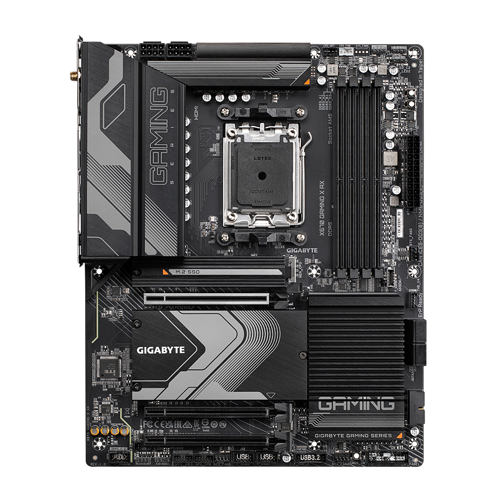 Czarna płyta główna Gigabyte X670 Gaming X AX ze srebrnymi akcentami. Posiada gniazda RAM, gniazdo procesora i różne złącza.