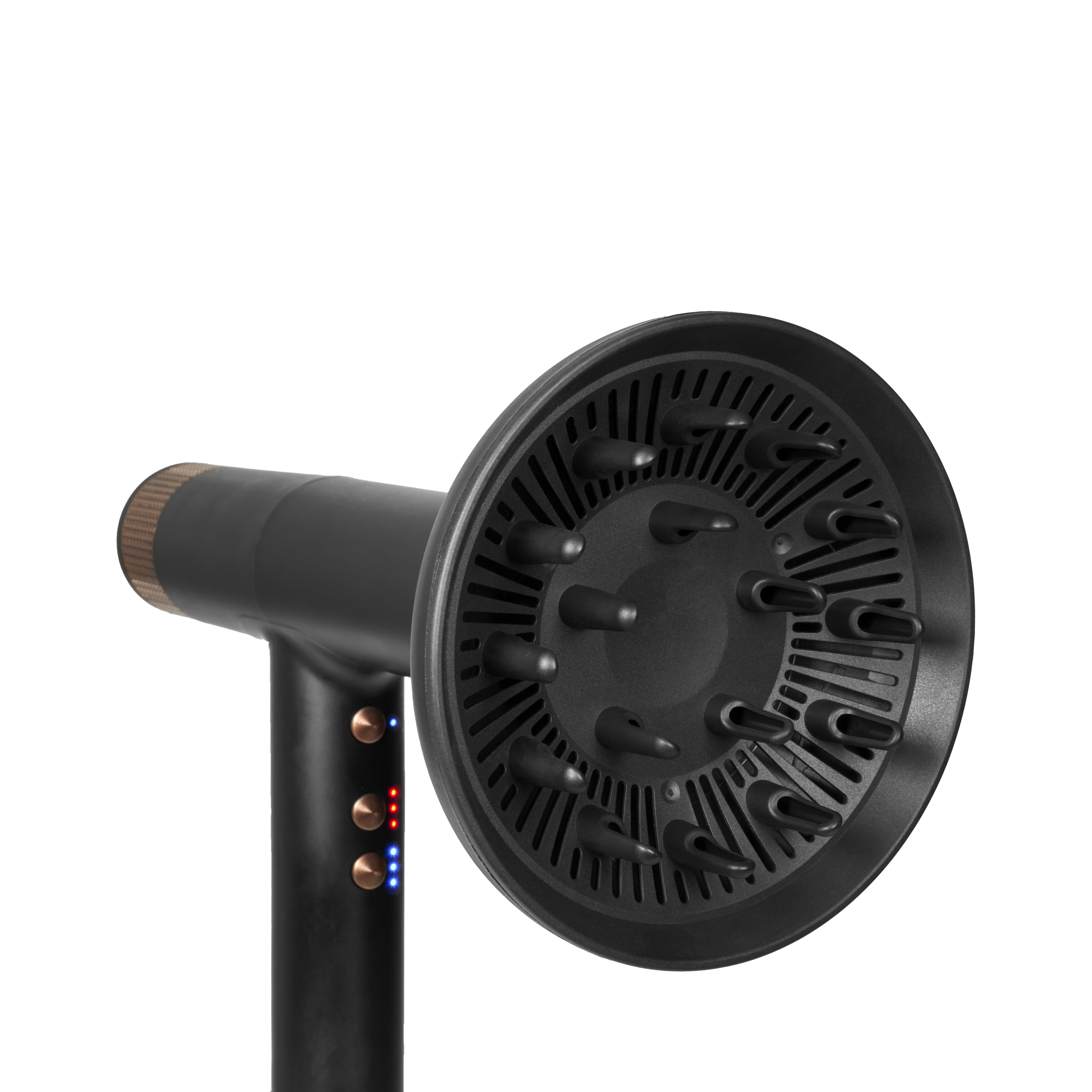 Czarna suszarka do włosów z nasadką dyfuzora. Suszarka ma miedziany akcent i światła. Tło jest białe.