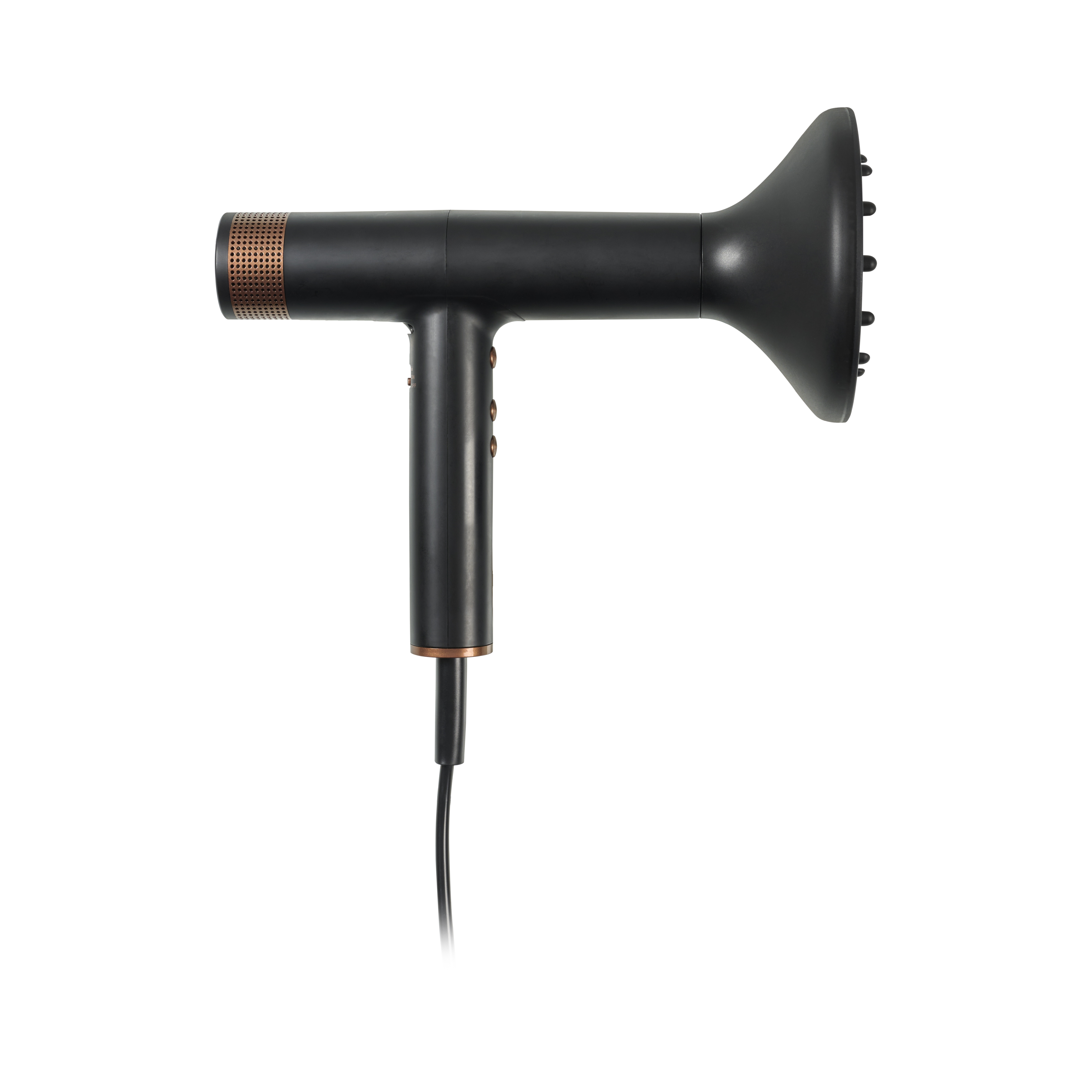 Czarna suszarka do włosów z miedzianymi akcentami i dyfuzorem, na białym tle.
