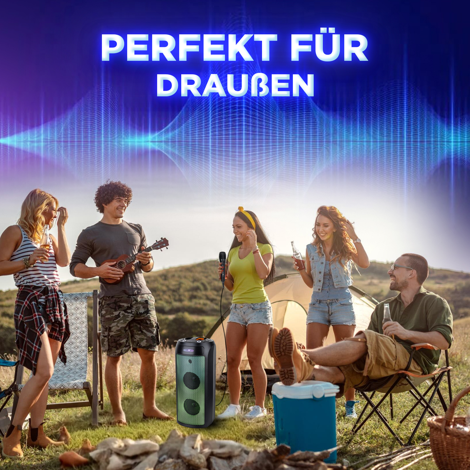 Gruppe von Freunden im Freien mit einem Lautsprecher. Einige singen, spielen Musik und trinken.