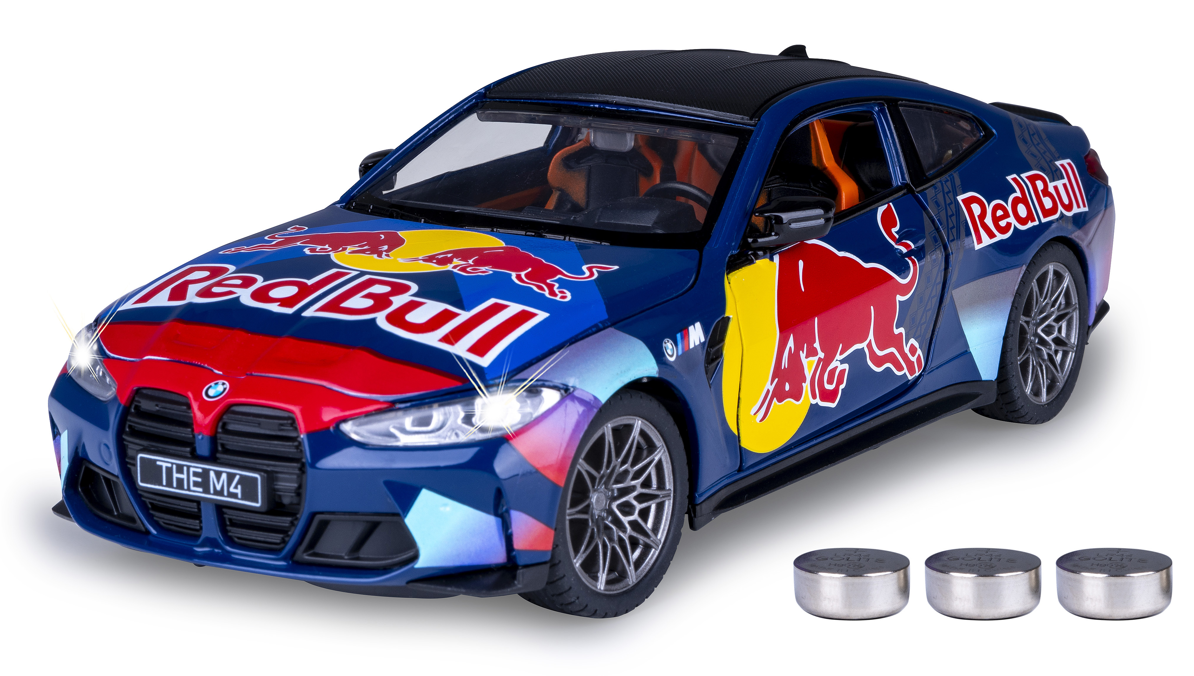 Ein Modellauto, BMW M4, mit Red Bull Lackierung. Es hat blaue, rote und gelbe Farben. Drei kleine Batterien liegen neben dem Auto.
