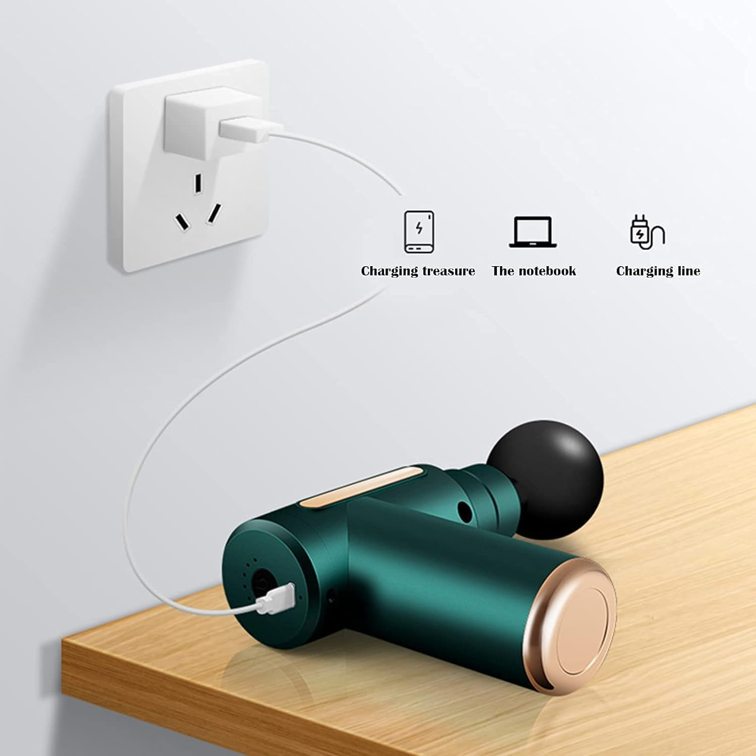 Eine grüne und goldene Massagepistole ist an eine Steckdose angeschlossen. Ein Ladekabel verbindet die Pistole mit der Steckdose.