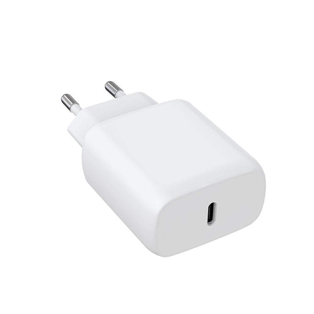 Ein weißes Netzteil mit zwei Metallstiften und einem USB-C-Anschluss. Es befindet sich auf weißem Hintergrund.