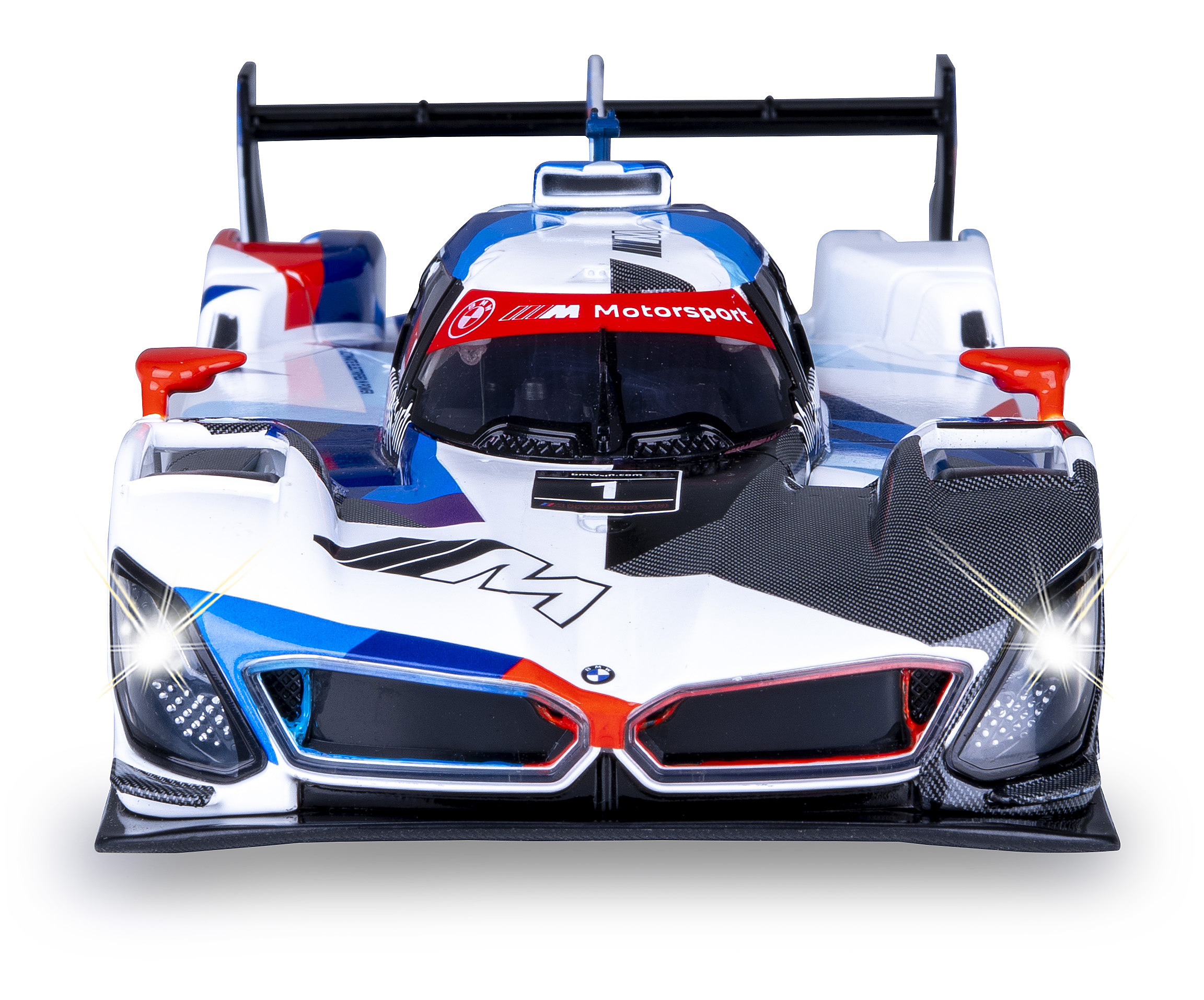 Ein weißes, blaues und rotes BMW Motorsport-Rennauto mit der Nummer 1 ist vor weißem Hintergrund zentriert, Scheinwerfer an.