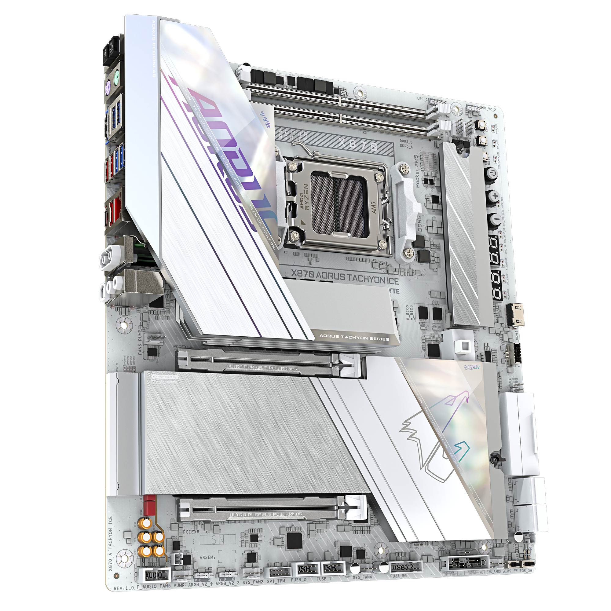 Une carte mère blanche avec des accents argentés, divers ports et le logo AORUS. Le fond est blanc.