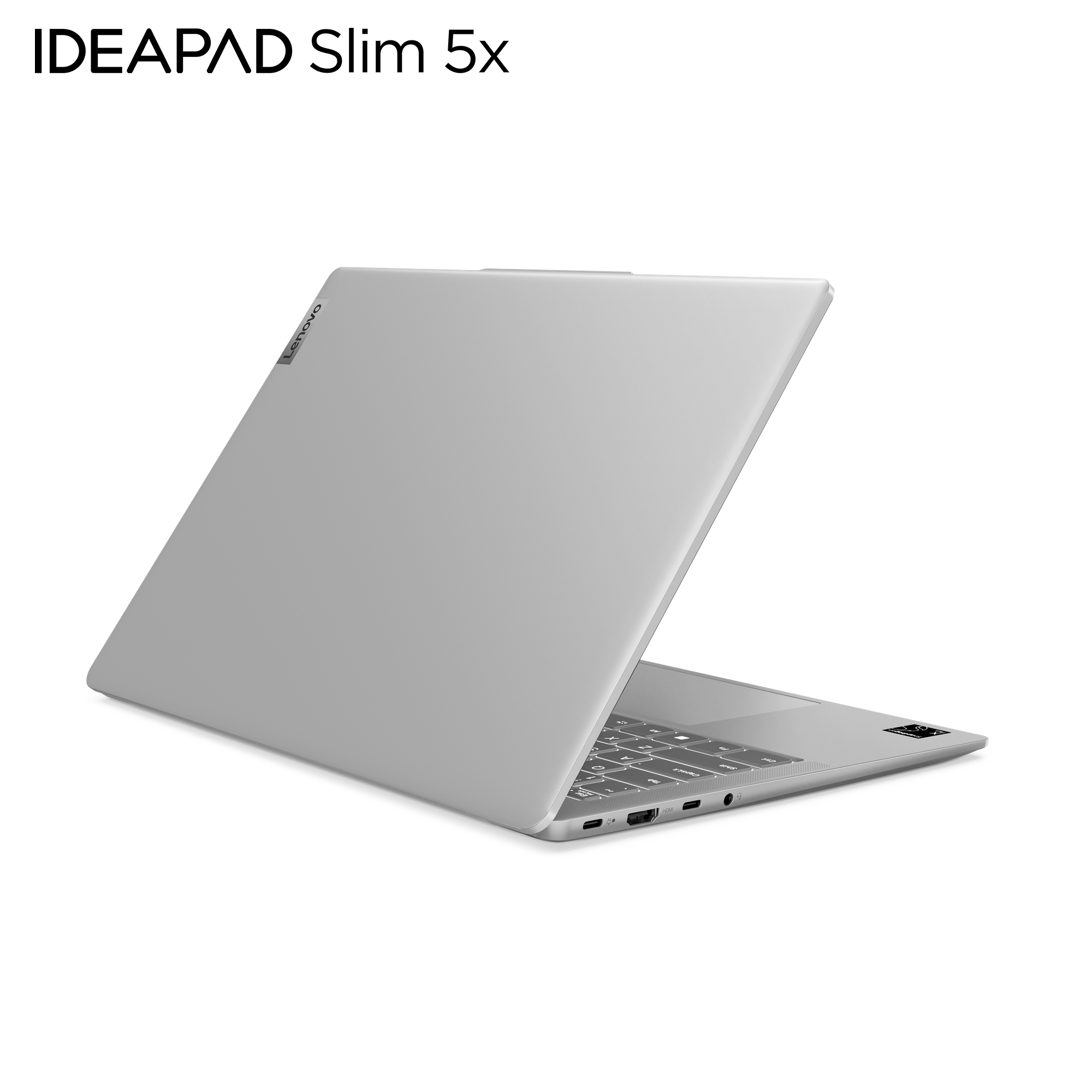 Un laptop grigio Lenovo IdeaPad Slim 5x su sfondo bianco. Il laptop è aperto, mostrando la tastiera e le porte.