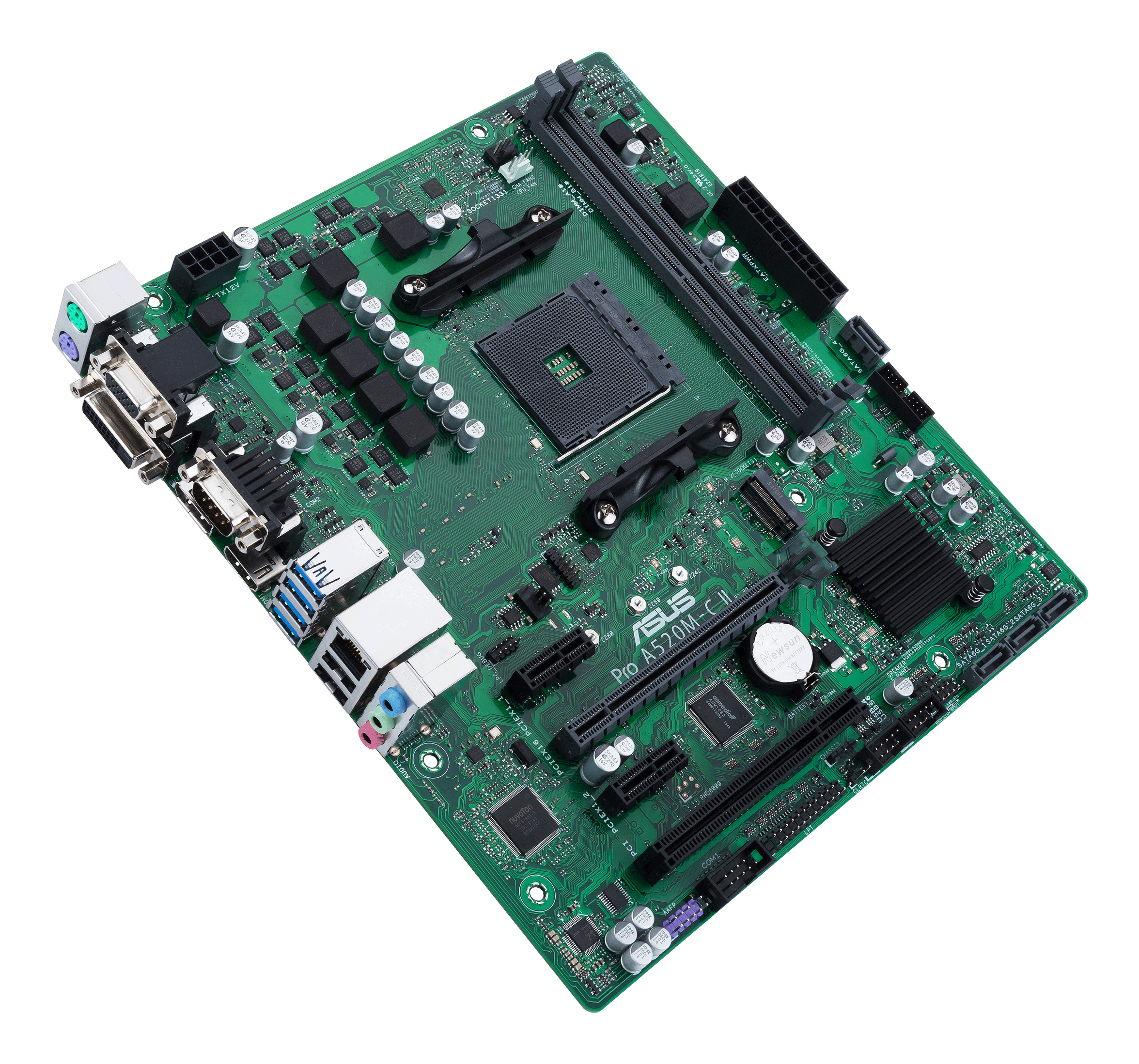 Scheda madre verde del computer con vari componenti. Sfondo bianco.