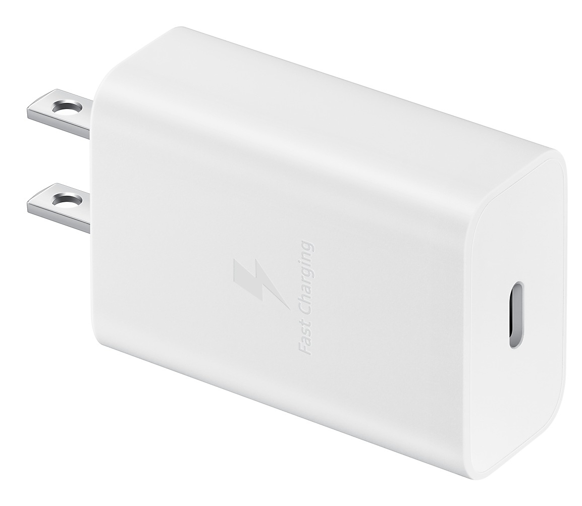 Adaptador de carga rápida Samsung blanco con puerto USB-C y clavijas de enchufe estadounidense. Logotipo de carga rápida visible.