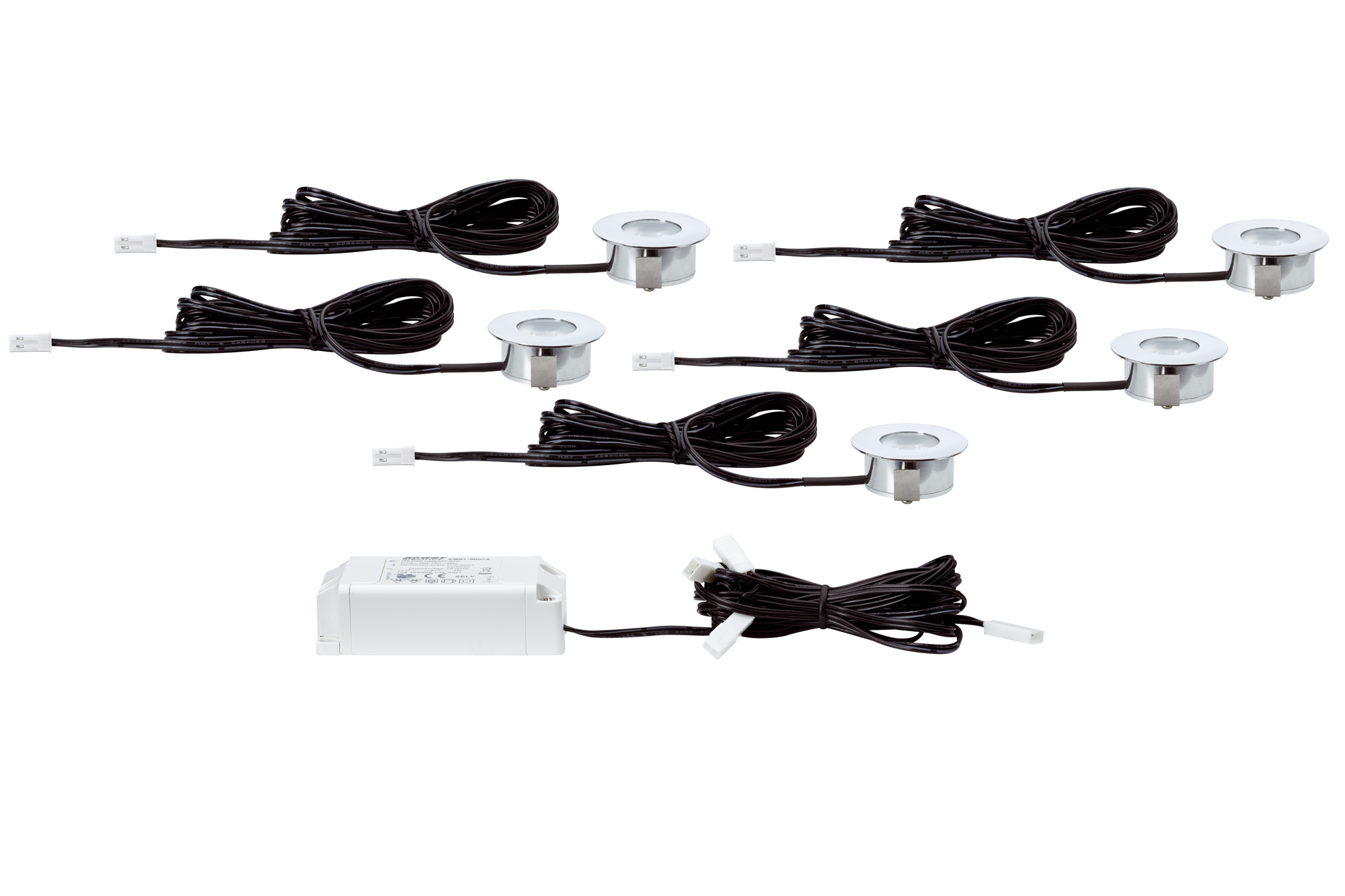 Kilka małych, okrągłych świateł LED z czarnymi przewodami i białym transformatorem na białym tle.