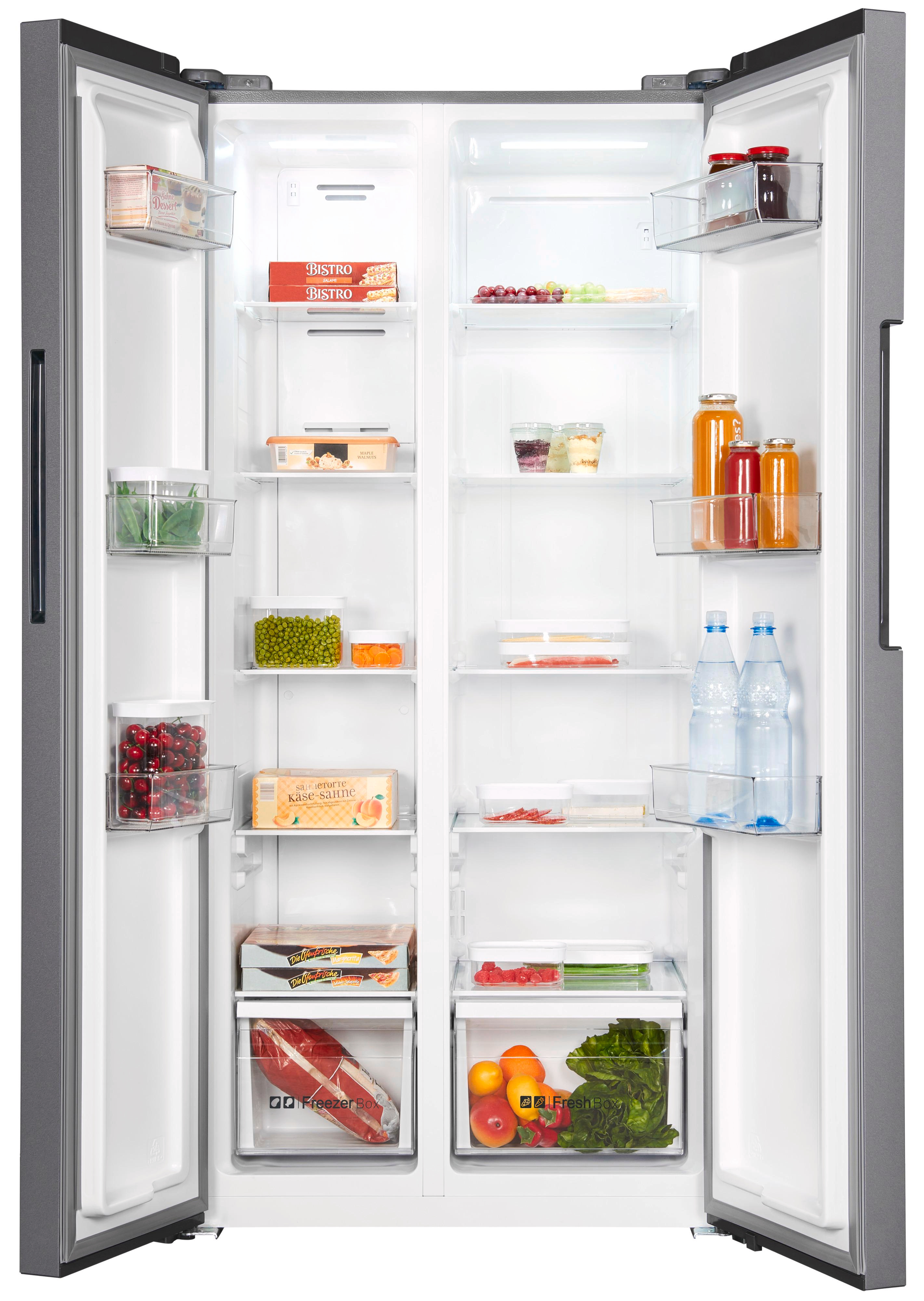 Ein Edelstahlkühlschrank mit offenen Türen, gefüllt mit Lebensmitteln wie Obst, Gemüse und verpackten Waren.