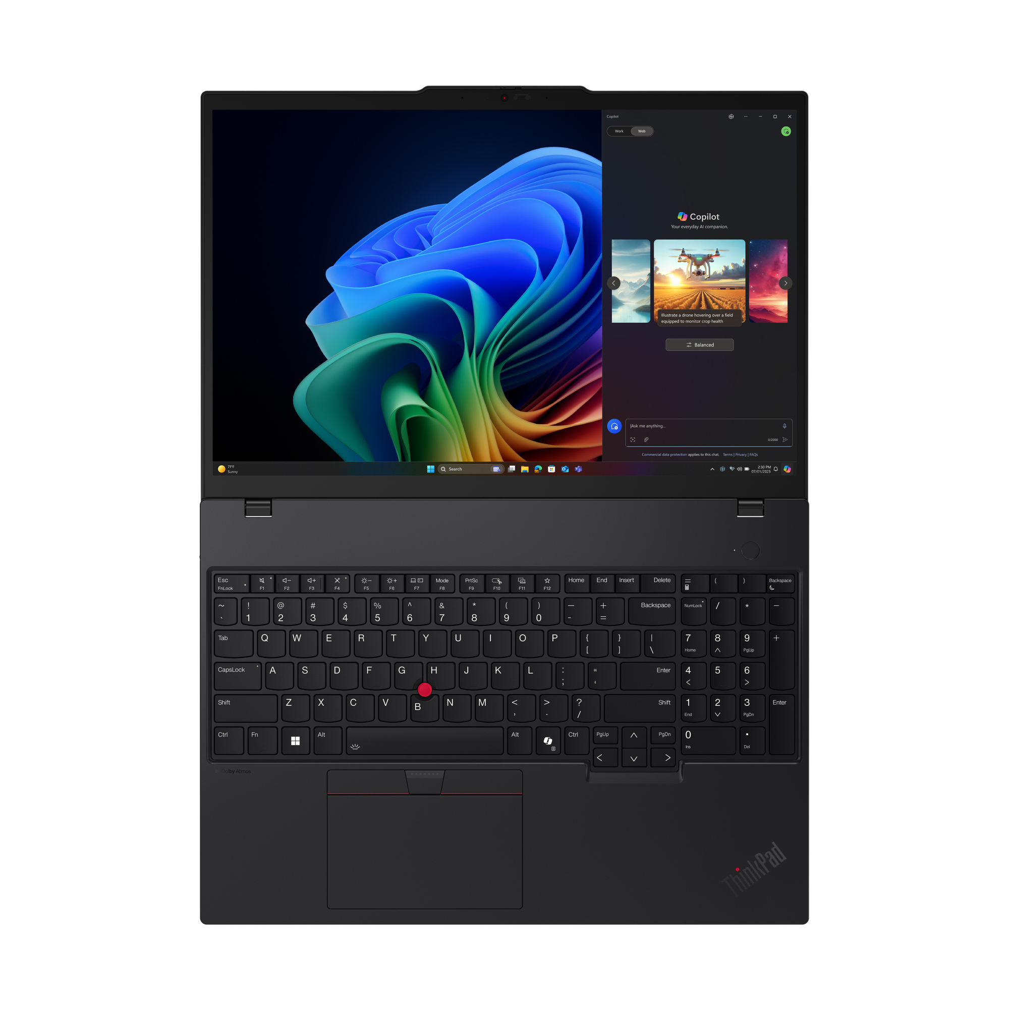 Laptop nero mostra Windows con finestra Copilot aperta. Tastiera e touchpad visibili.