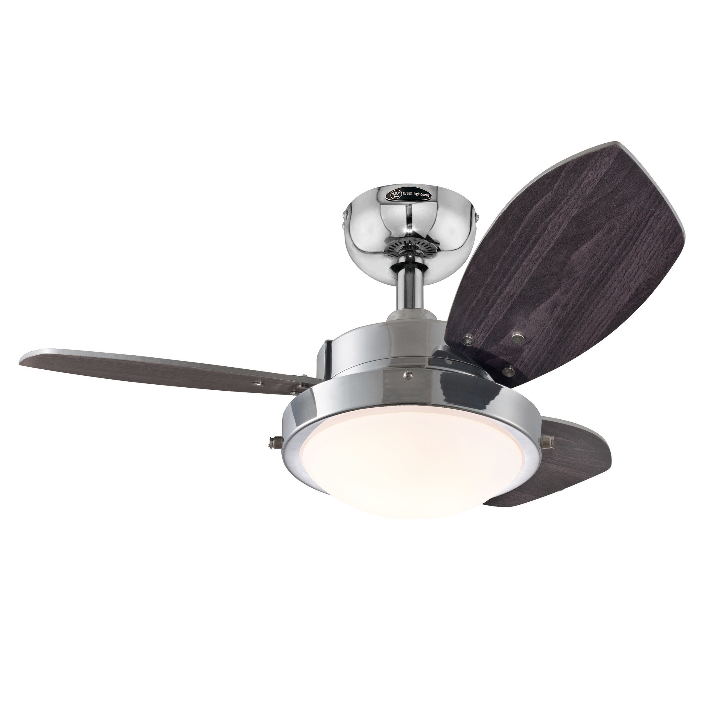 Ein Deckenventilator mit drei dunklen Holzflügeln. Er hat eine Chromoberfläche und eine weiße Leuchte.