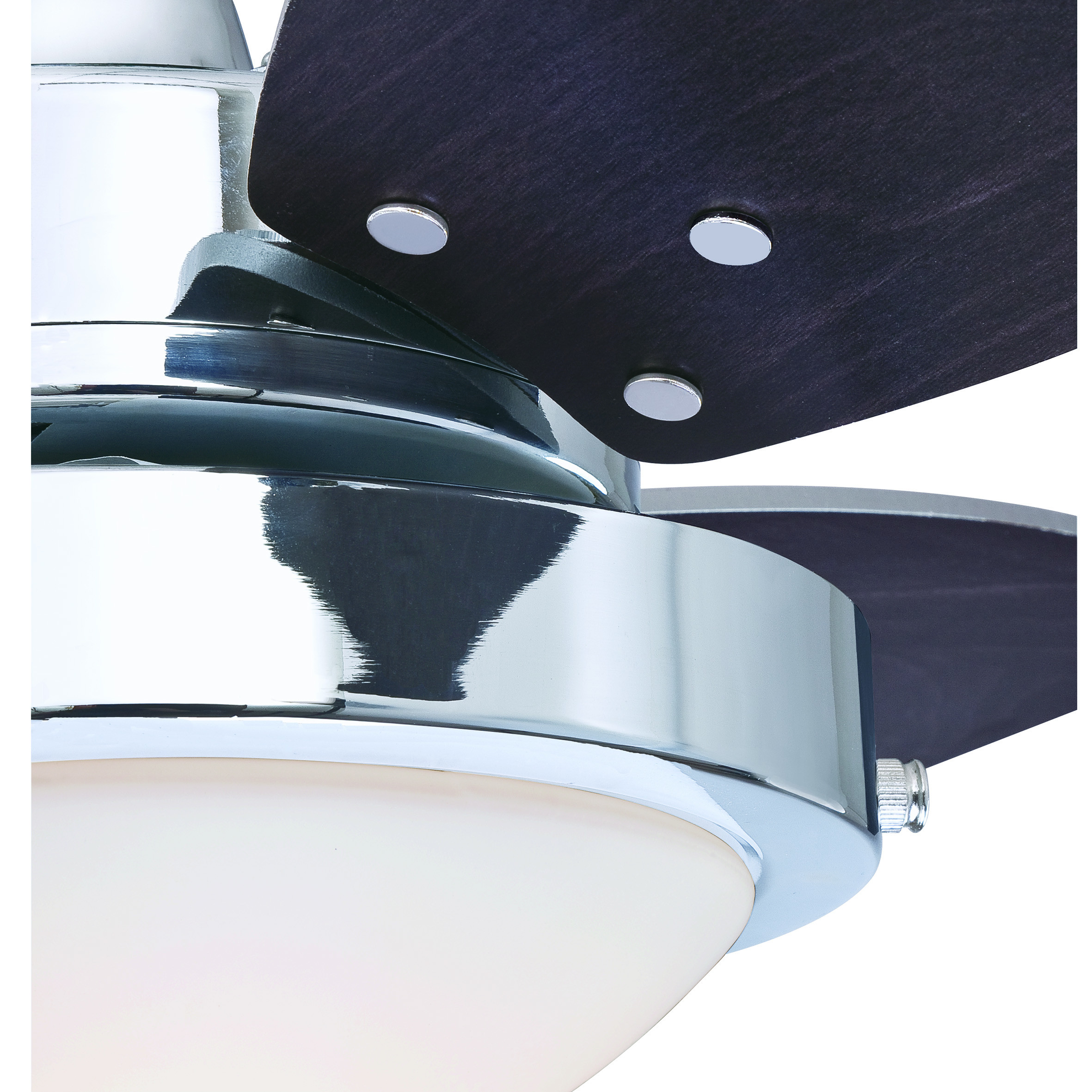 Nahaufnahme eines Deckenventilators. Er hat dunkle Holzblätter, ein poliertes Chrommotorgehäuse und ein Milchglaslicht.