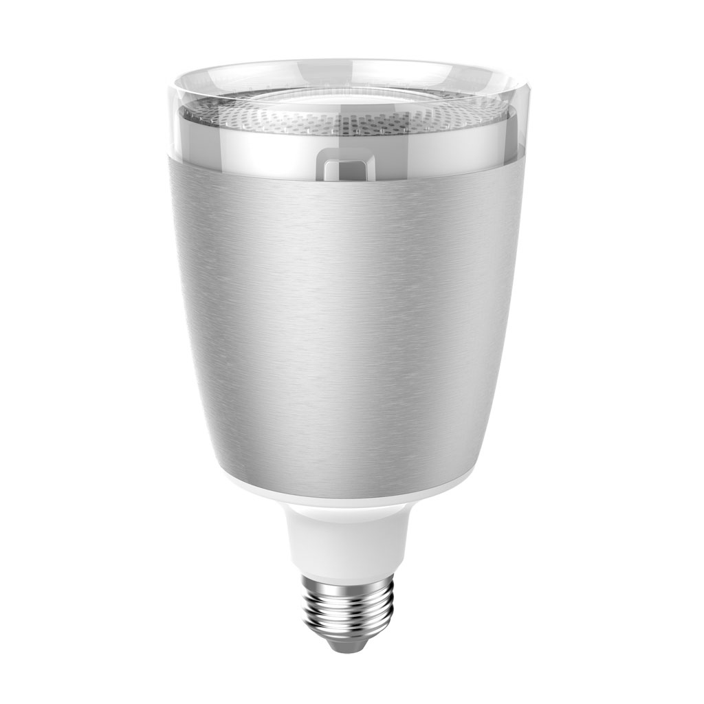 Un primo piano di una lampadina a LED argentata e bianca. Ha una parte superiore in plastica trasparente, un corpo argentato e una base bianca.