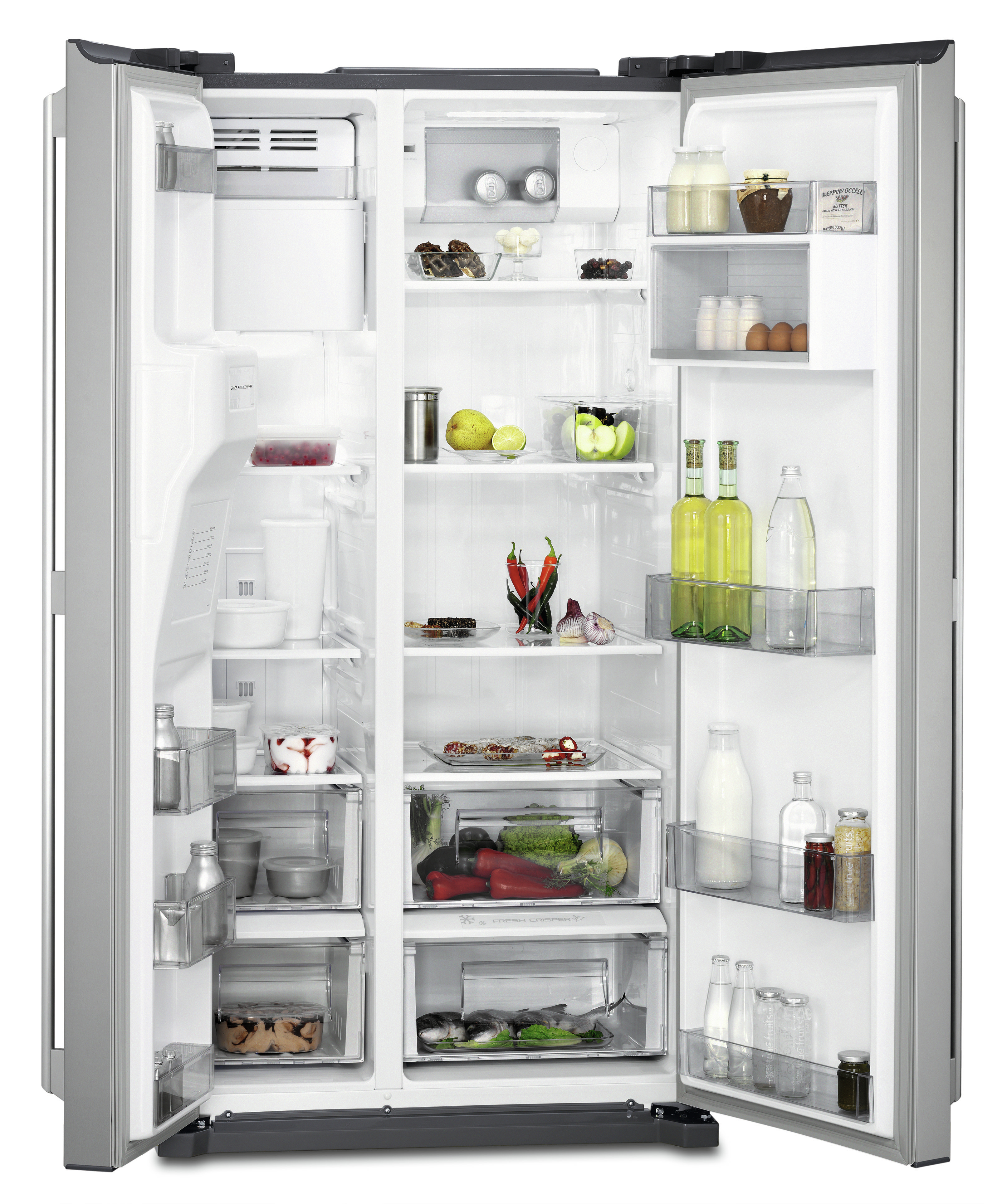 Un refrigerador abierto lleno de comida. Frutas, verduras, bebidas y productos lácteos visibles en los estantes.