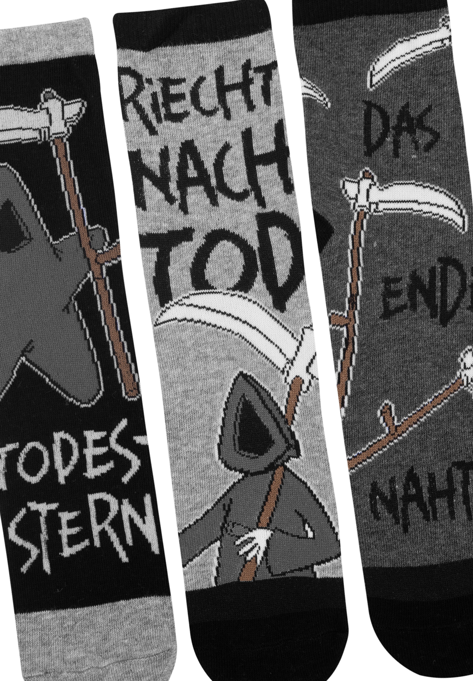 Drei Socken mit Sensenmann-Designs. Schwarze, graue und weiße Farben. Deutsche Wörter wie 'Tod' und 'Stern' sind sichtbar.