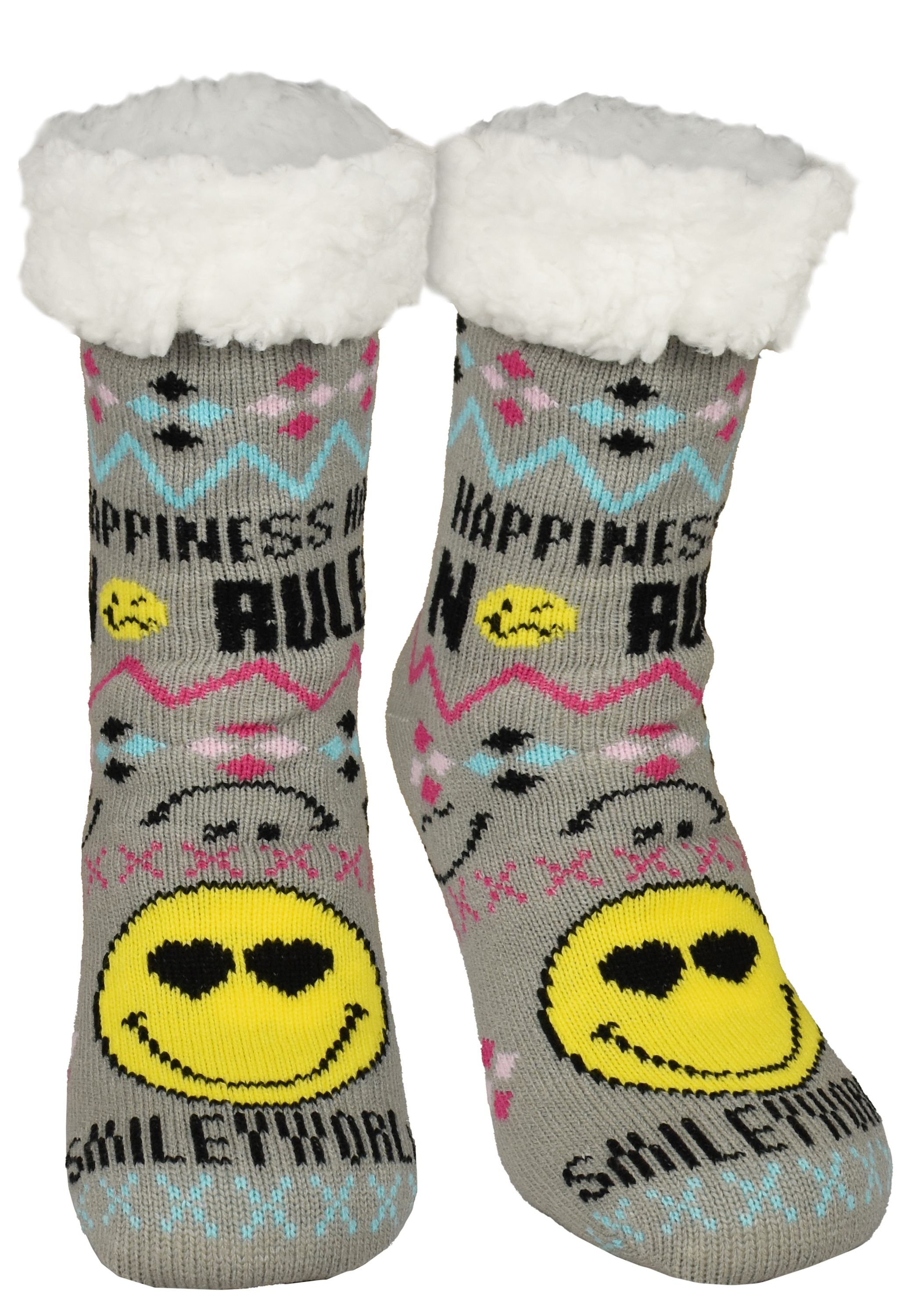 Graue Socken mit weißem, flauschigem Besatz. Sie haben ein Smiley-Gesicht und den Text "Happiness Rules". Blaue, rosa und schwarze Muster.