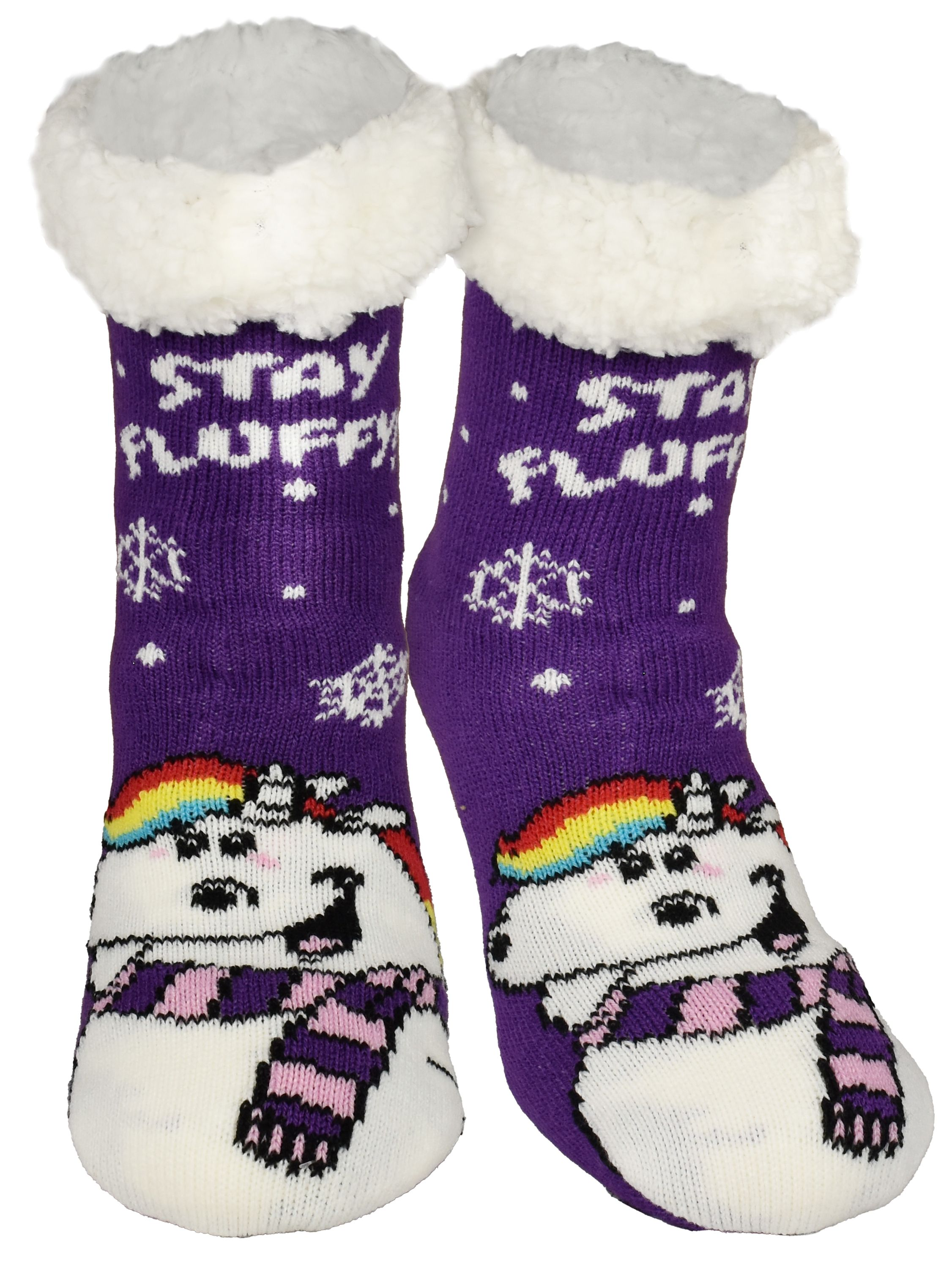 Paar lila Socken mit weißen, flauschigen Oberteilen. Sie haben ein Einhorn-Design mit einem Regenbogen und einem Schal. Der Text 'STAY FLUFFY' steht darauf.