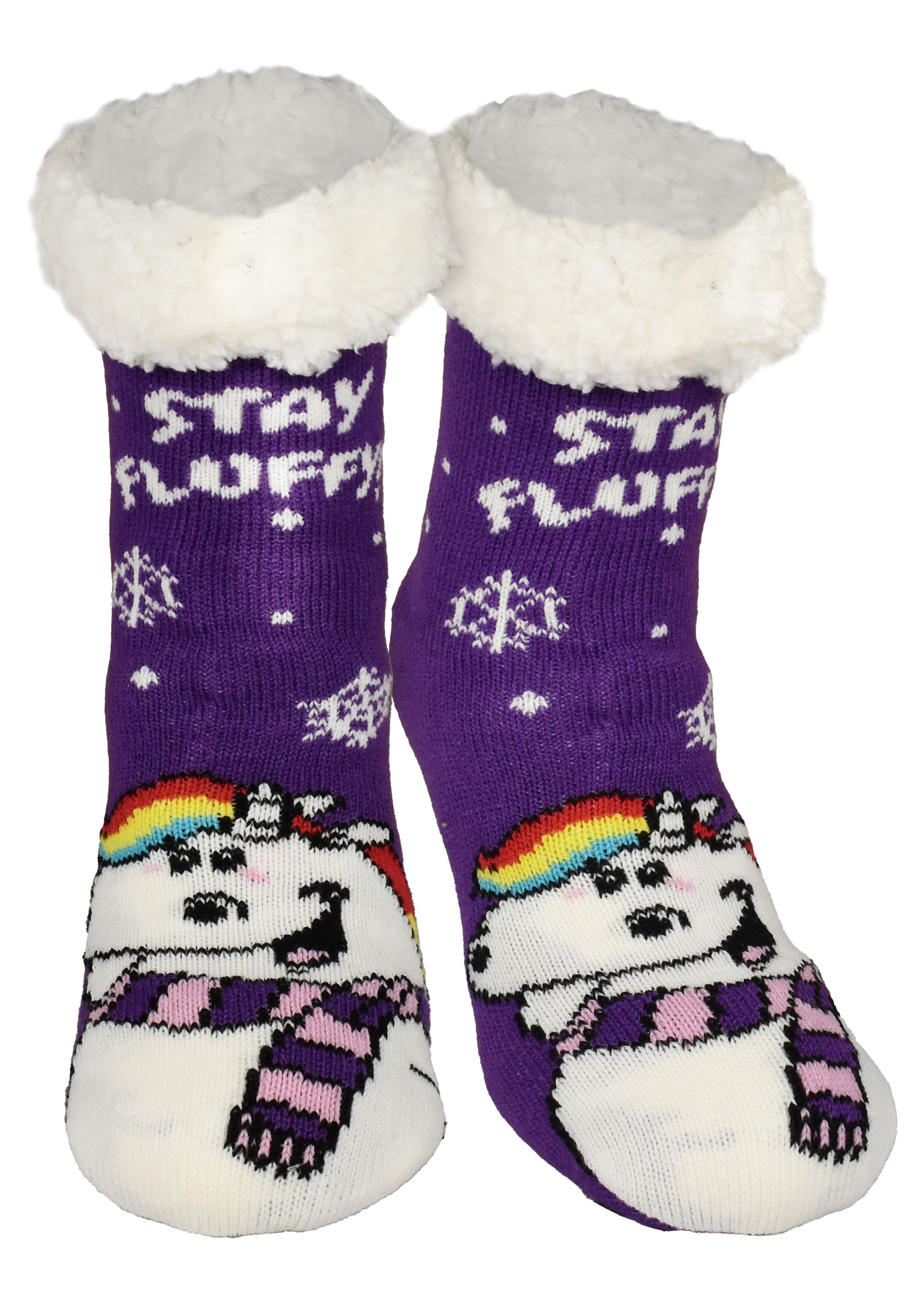 Paar lila Socken mit weißen, flauschigen Oberteilen, Einhorn-Designs, Regenbogen, Schneeflocke und den Worten 'STAY FLUFFY'.