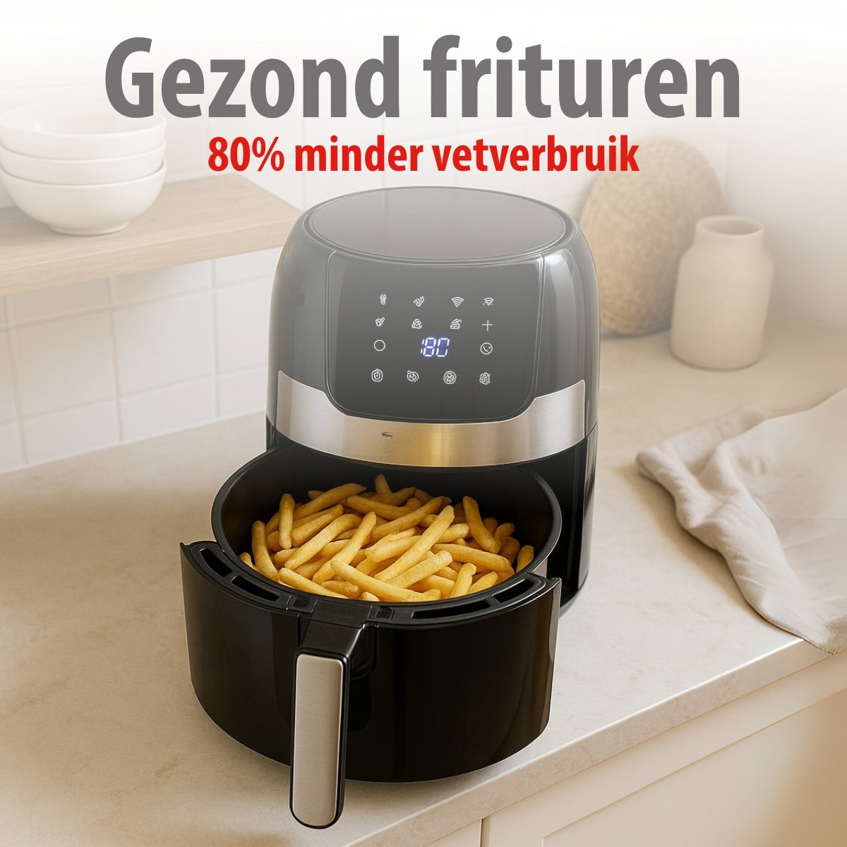 Zwarte airfryer met friet, op een aanrecht. Tekst: Gezond frituren, 80% minder vet. Witte kommen en een beige doek op de achtergrond.