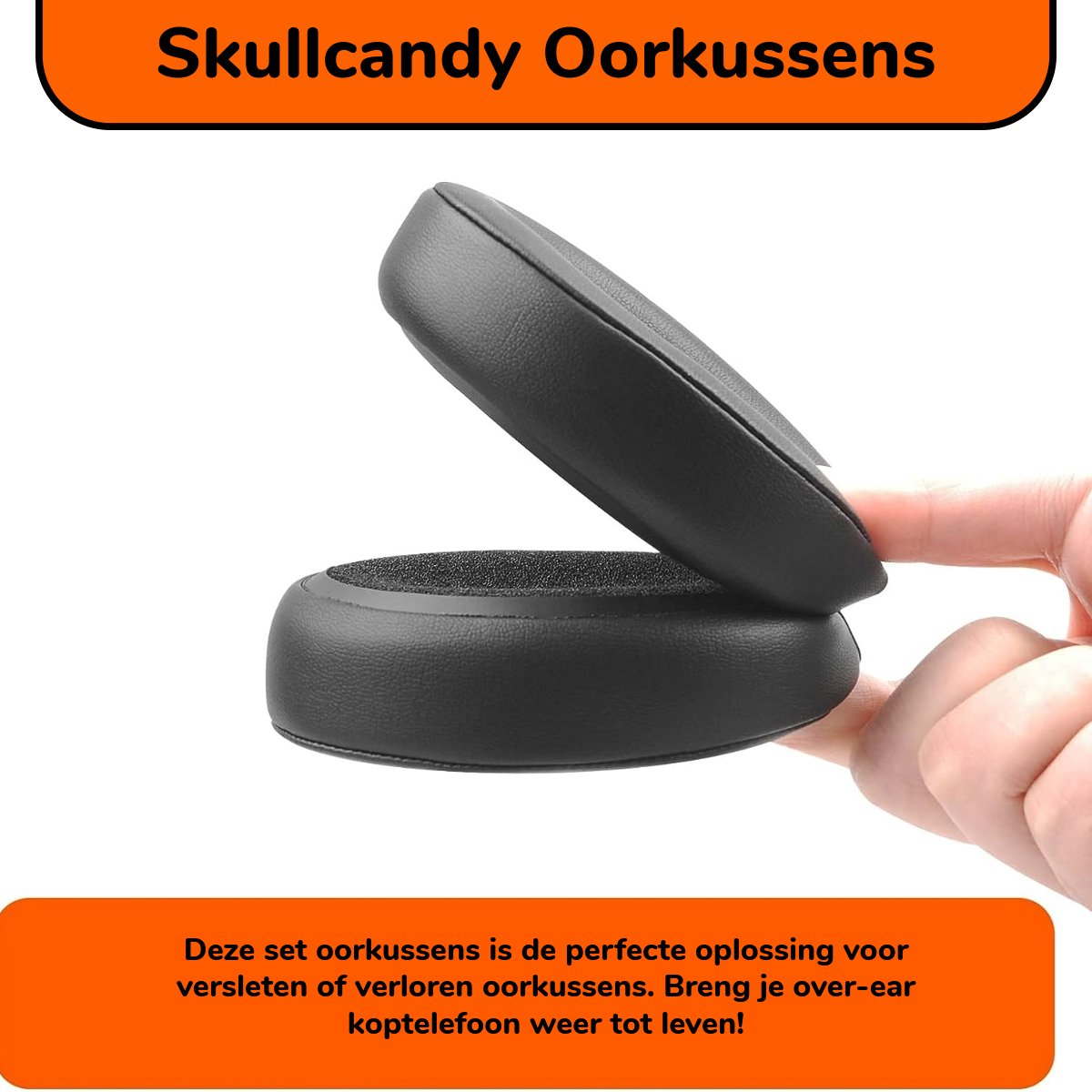Zwarte Skullcandy oorkussens. Eén wordt door een hand opgetild. Nederlandse tekst promoot de vervanging van versleten oorkussens.