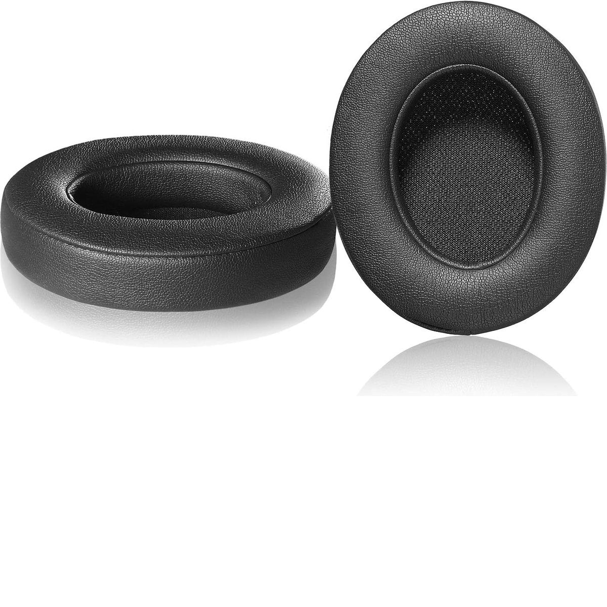 Twee zwarte oorkussens voor hoofdtelefoons op een witte achtergrond. Eén staat rechtop en één ligt op zijn kant, beide met ovale openingen.