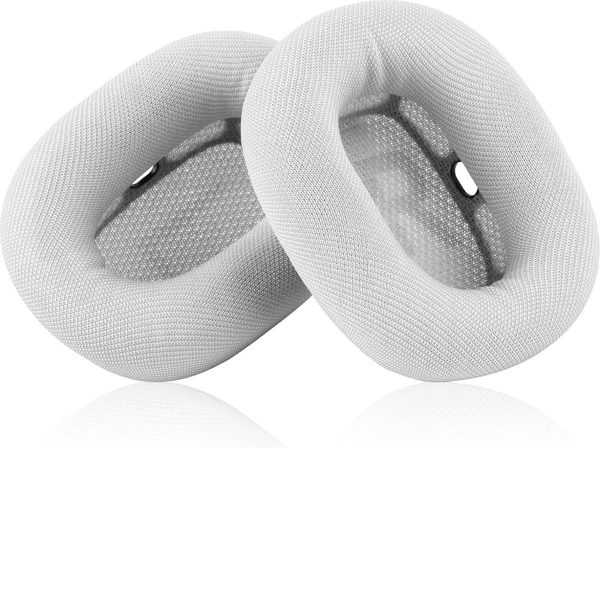 Twee witte ovale oorkussens. Elk heeft een mesh-interieur en een klein gaatje. Ze liggen op een wit oppervlak met een reflectie.