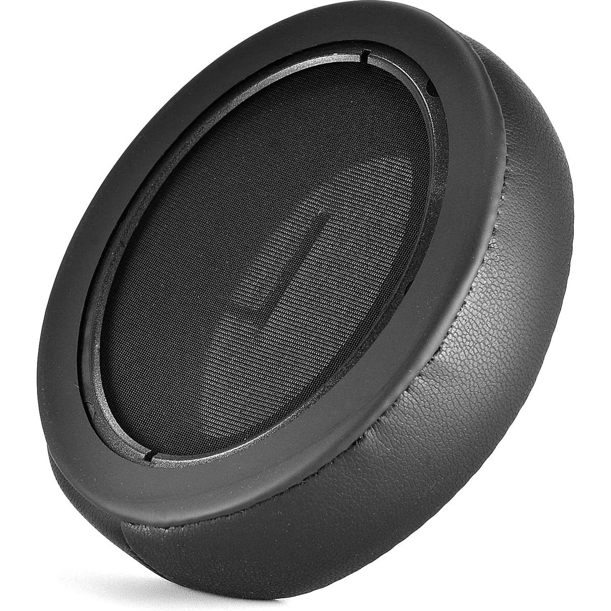 Close-up van een zwarte oorschelp van een koptelefoon. Het heeft een mesh-interieur, een lederachtig exterieur en een plastic frame.