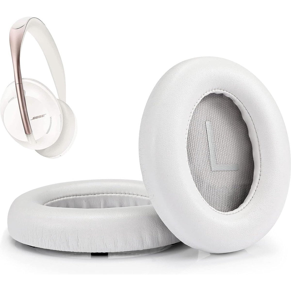 Witte Bose-hoofdtelefoon en oorkussens. De koptelefoon staat links, met twee kussens in het midden en onderkant van de afbeelding.