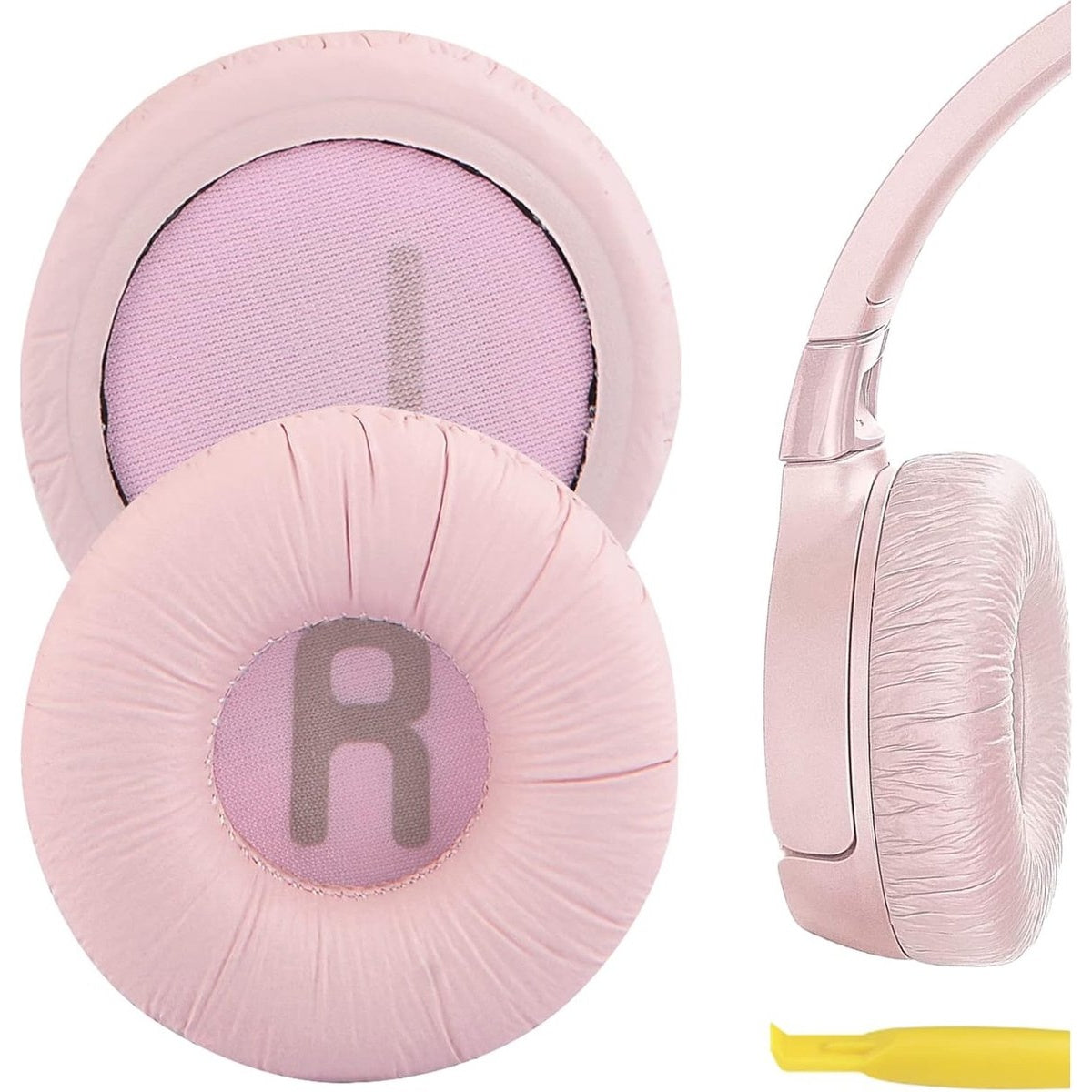 Roze koptelefoon met oorschelpen, de letter R zichtbaar op een. Een gele tool onderaan. Onderdelen verspreid.