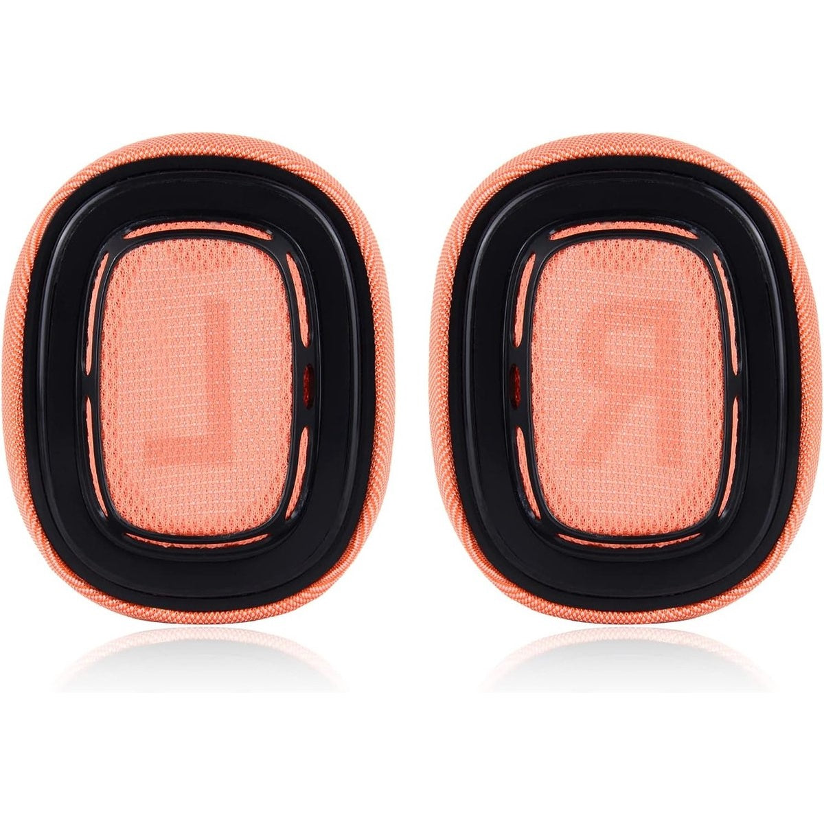 Twee oranje oorkussens met zwarte frames. De linker heeft een "L", de rechter een "R".