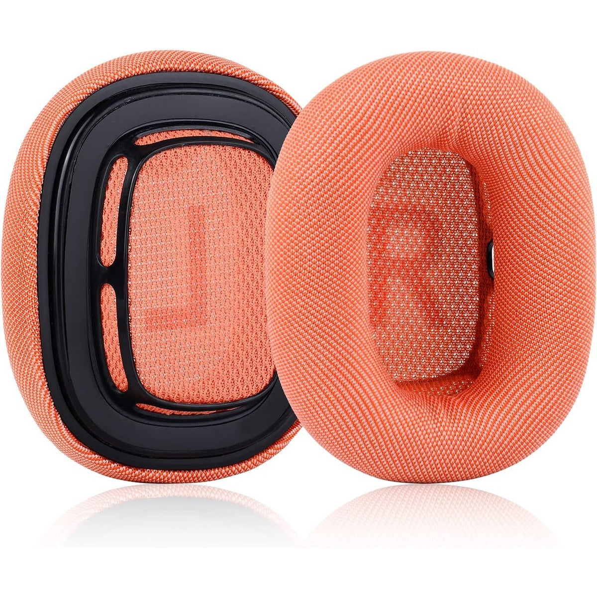 Twee oranje oorkussens voor koptelefoons. Eén toont een zwart binnenframe. Beide hebben een gestructureerd oppervlak, tegen een witte achtergrond.
