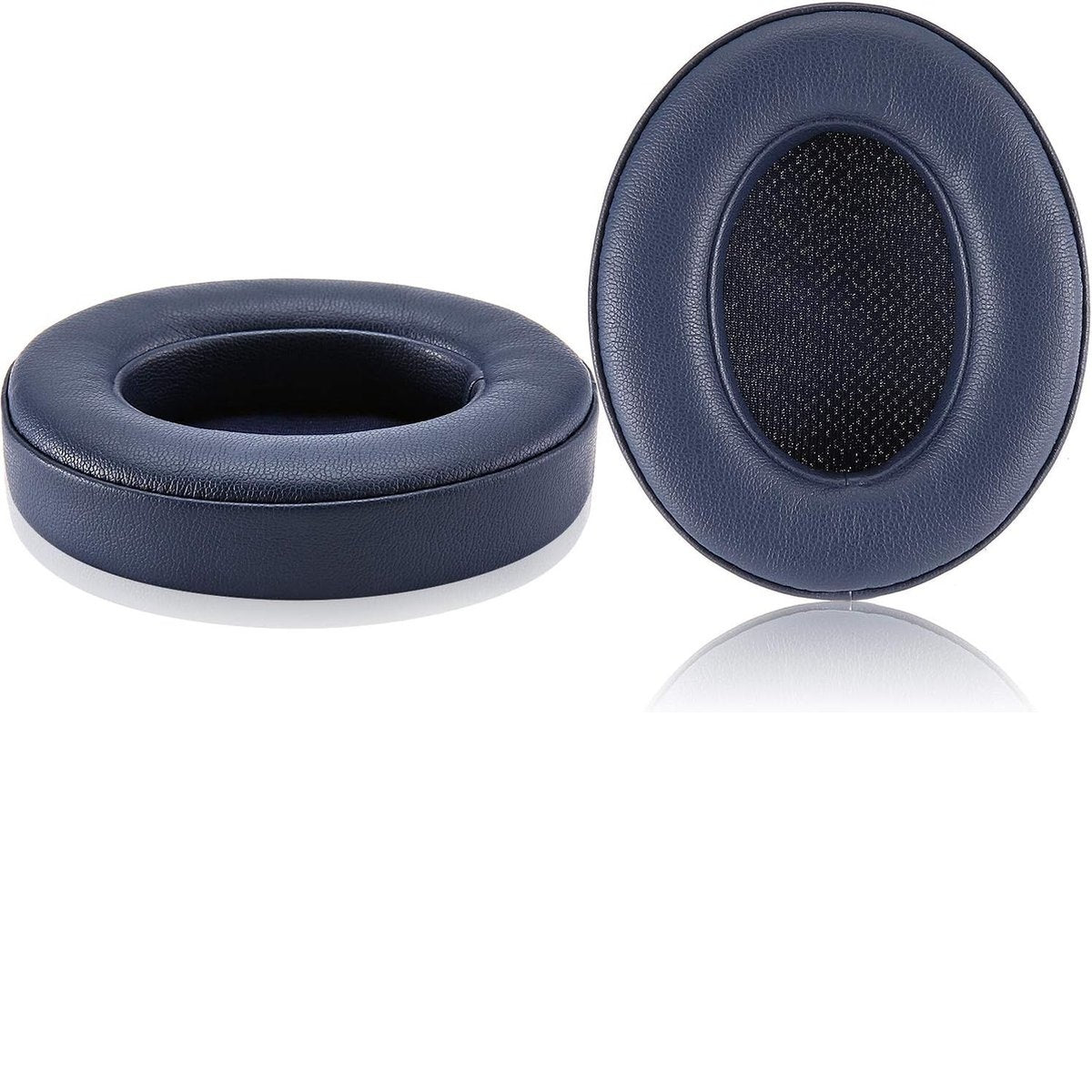 Twee blauwe oorkussens voor hoofdtelefoons op een witte ondergrond. Eén staat rechtop, de andere ligt. Beide hebben een gaas in het midden.