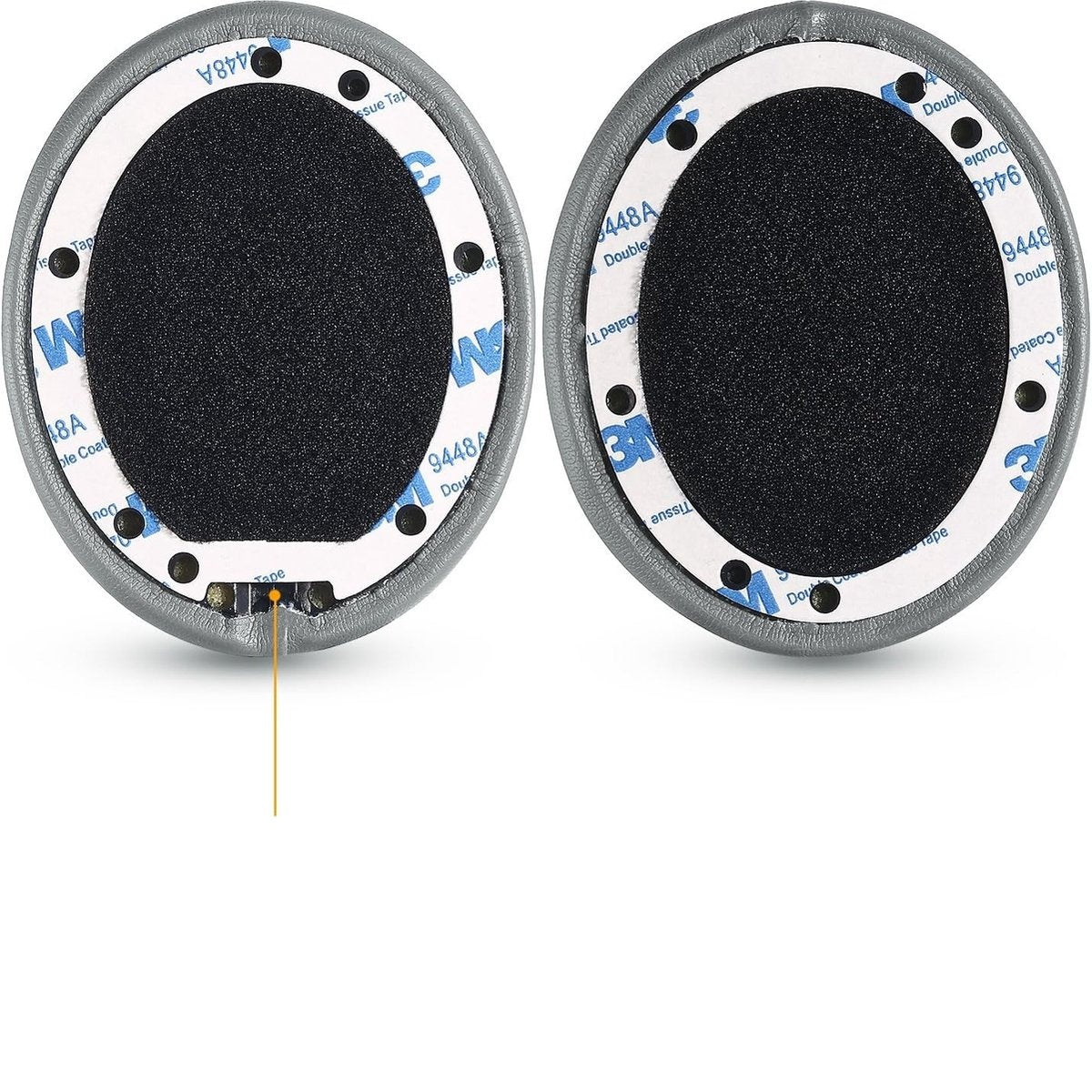 Twee grijze oorkussens voor hoofdtelefoons met zwart interieur, witte plakband en een verbindingsdraad. De pads zijn ovaal van vorm.
