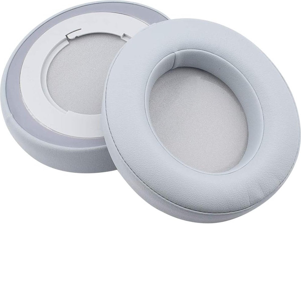 Twee lichtgrijze oorkussens voor hoofdtelefoons, één iets achter de ander, op een witte achtergrond. De kussens zijn rond en zacht.