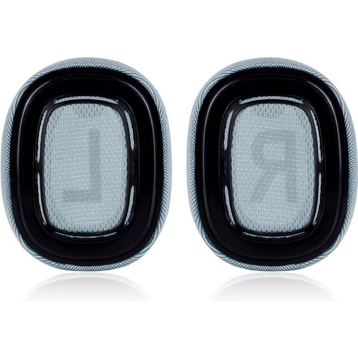 Twee oorschelpen van een koptelefoon. Elk heeft een grijs mesh-midden omgeven door een zwarte rand en een grijze stoffen rand. Witte achtergrond.