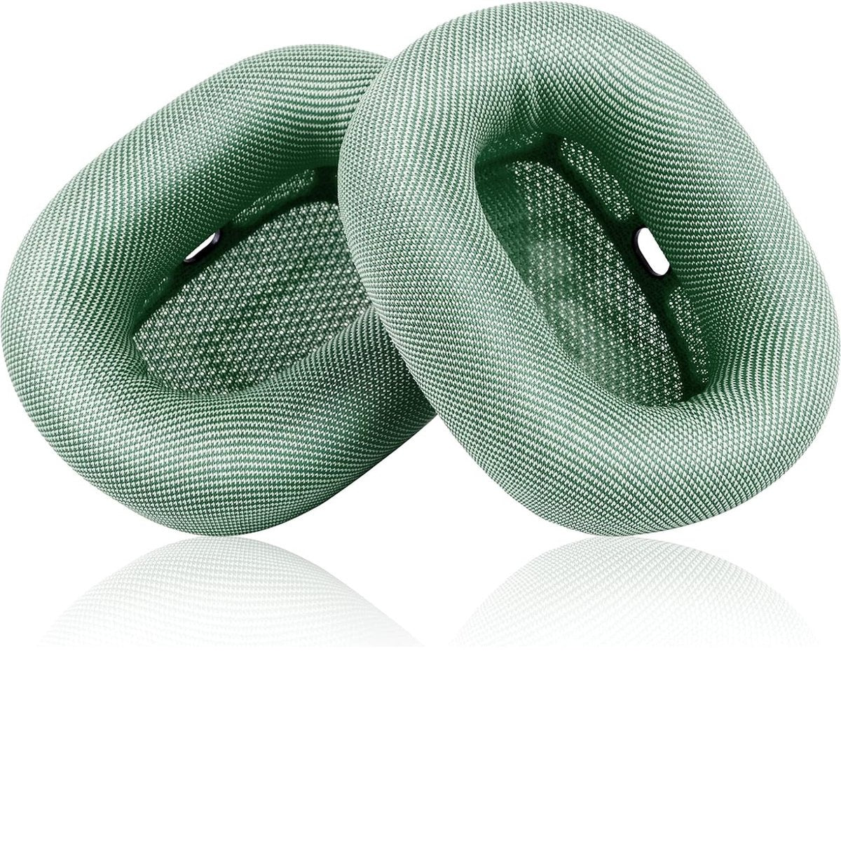 Twee groene oorkussens op een witte achtergrond. Ze zijn ovaal van vorm met een gat in het midden. De kussens reflecteren.