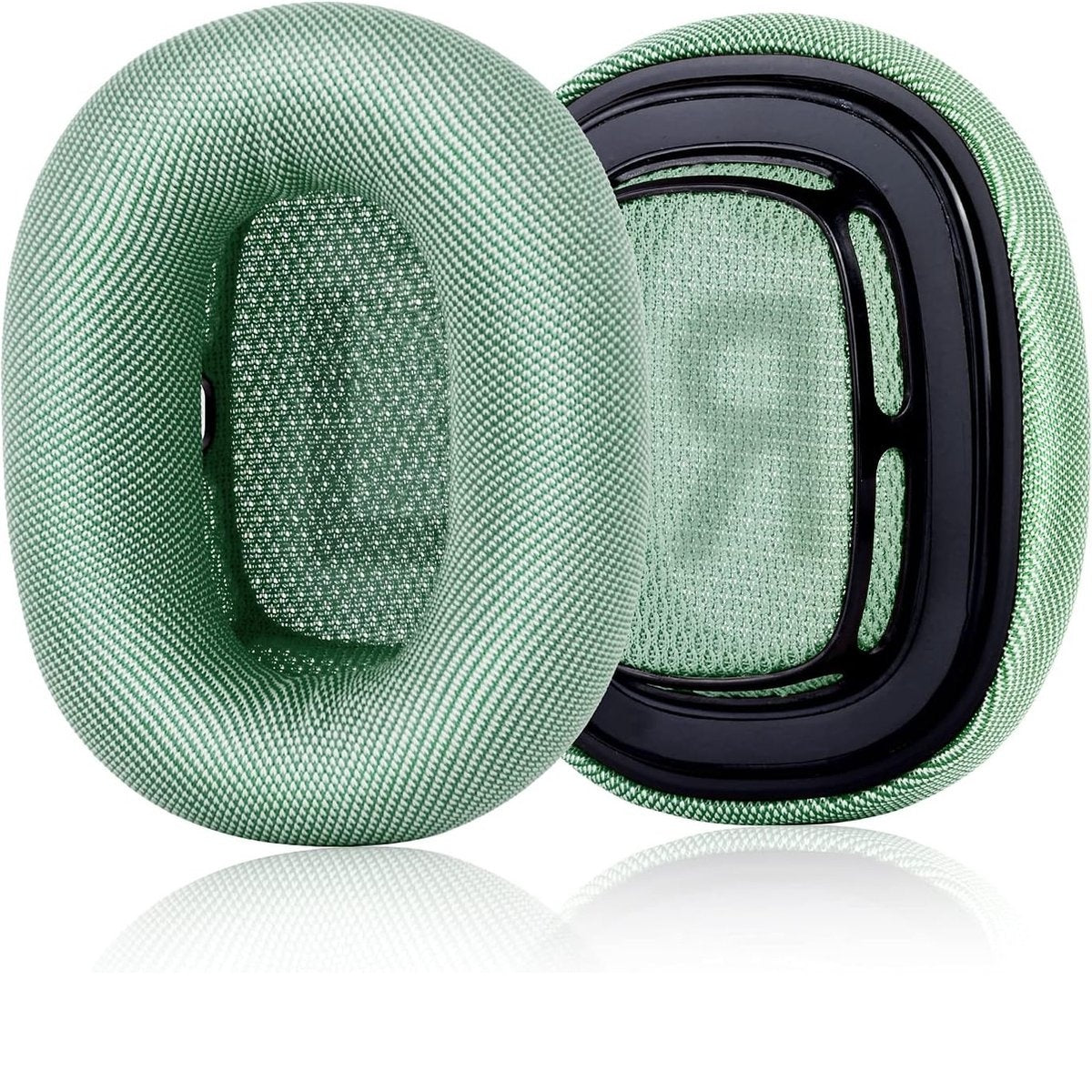 Twee groene oorschelpen, onderdeel van een koptelefoon. Eén is compleet, de andere toont de interne structuur. Zwart frame en witte achtergrond.